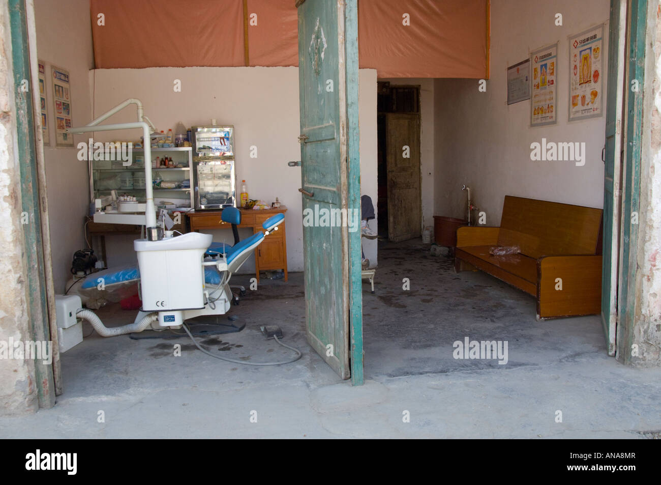 Cina Guangxi area Yangshuo Xingping locale clinica dentista aperto sulla strada Foto Stock