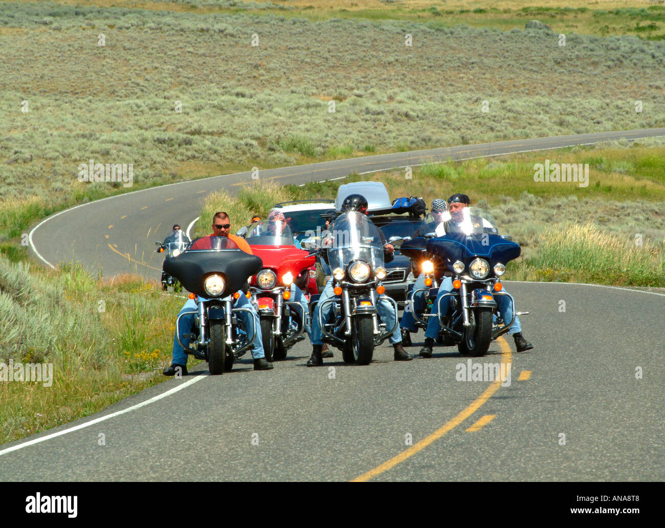 American Motor Bikers con fari anteriori accesi fermato in strada nel Parco Nazionale di Yellowstone Wyoming USA Foto Stock