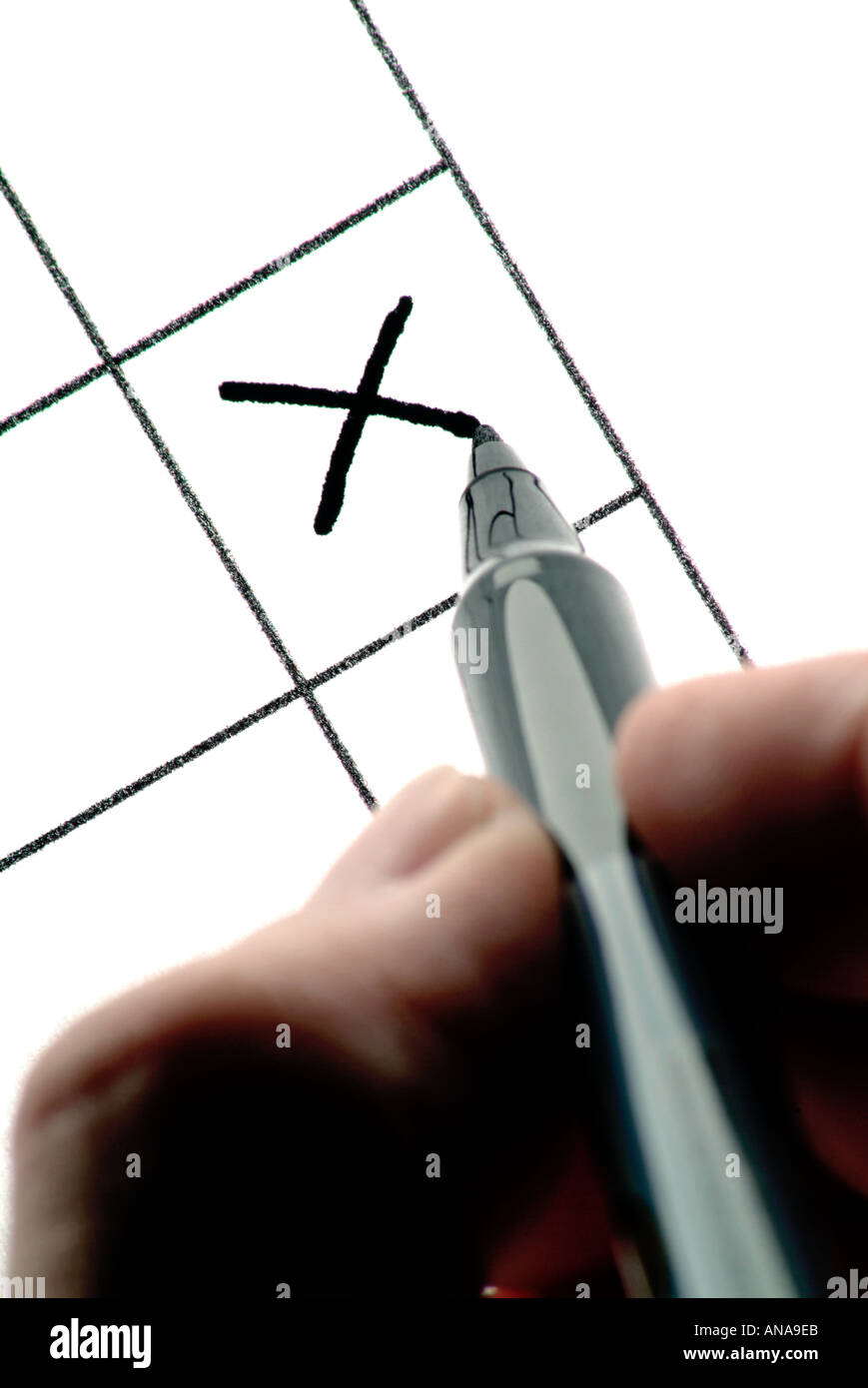 Punta di penna di mettere una x su una carta di voto Foto Stock