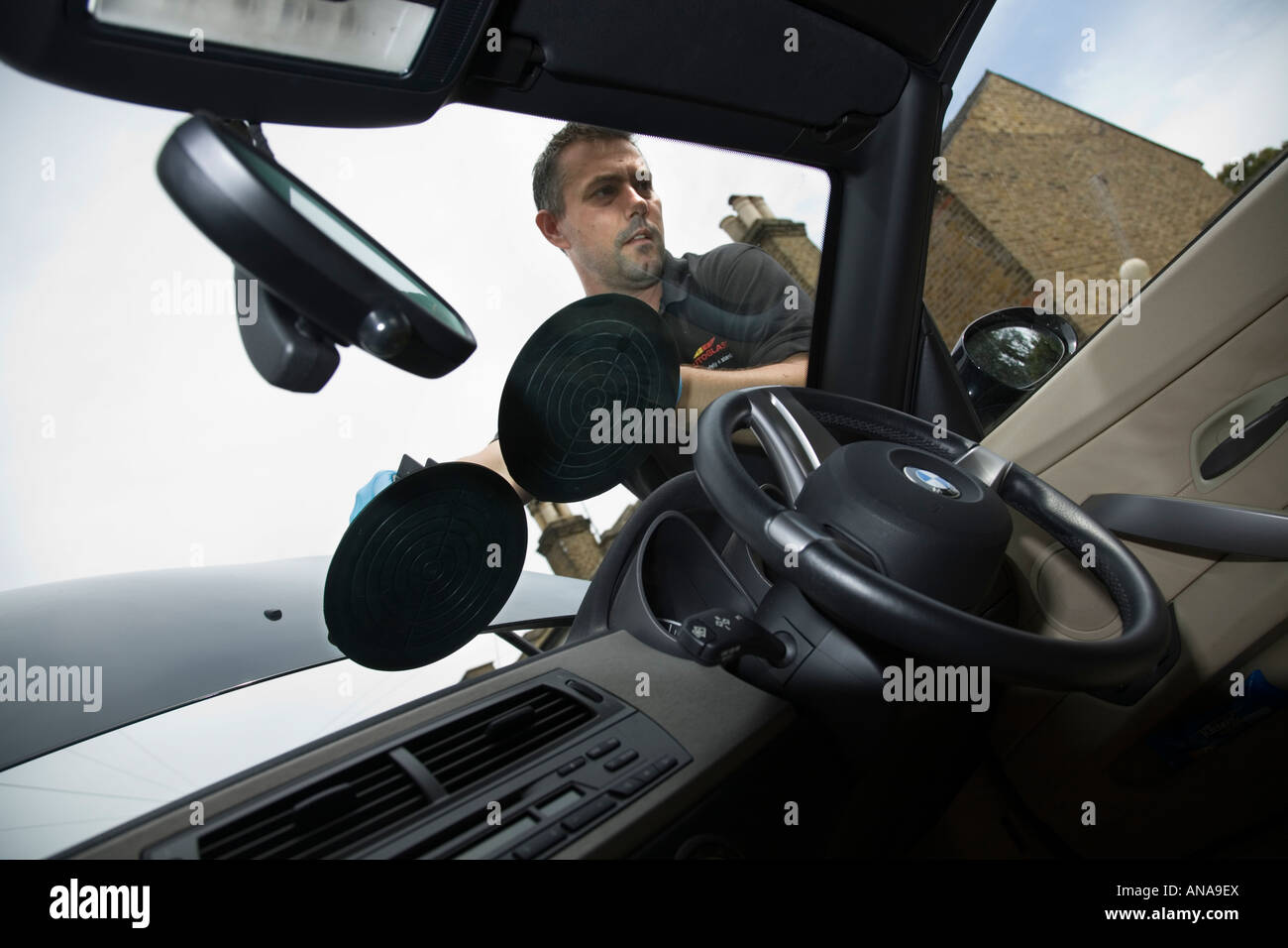 Montatore del parabrezza dal raccordo Autoglass la sostituzione di un parabrezza di un BMW Z4 auto sportiva Foto Stock