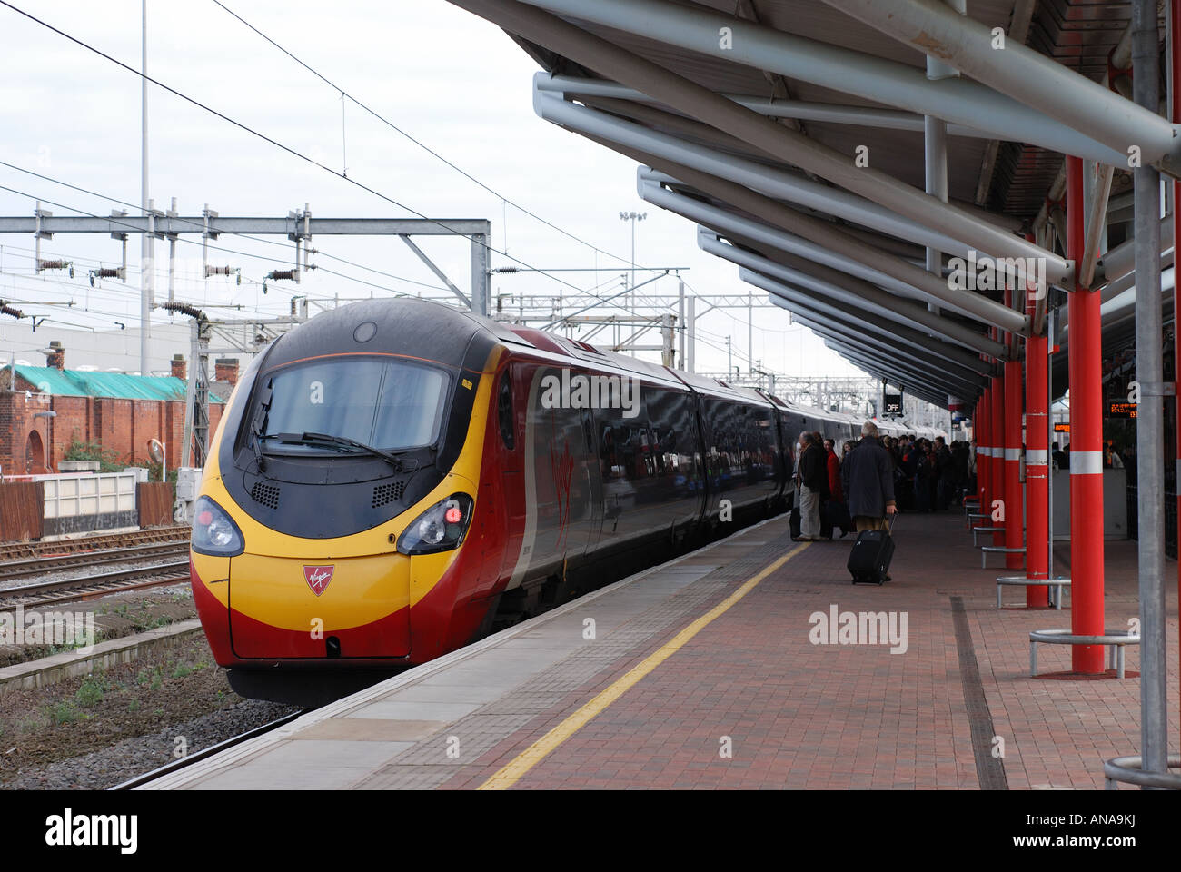 Virgin Pendolino elettrico treno alla stazione di Rugby, England, Regno Unito Foto Stock