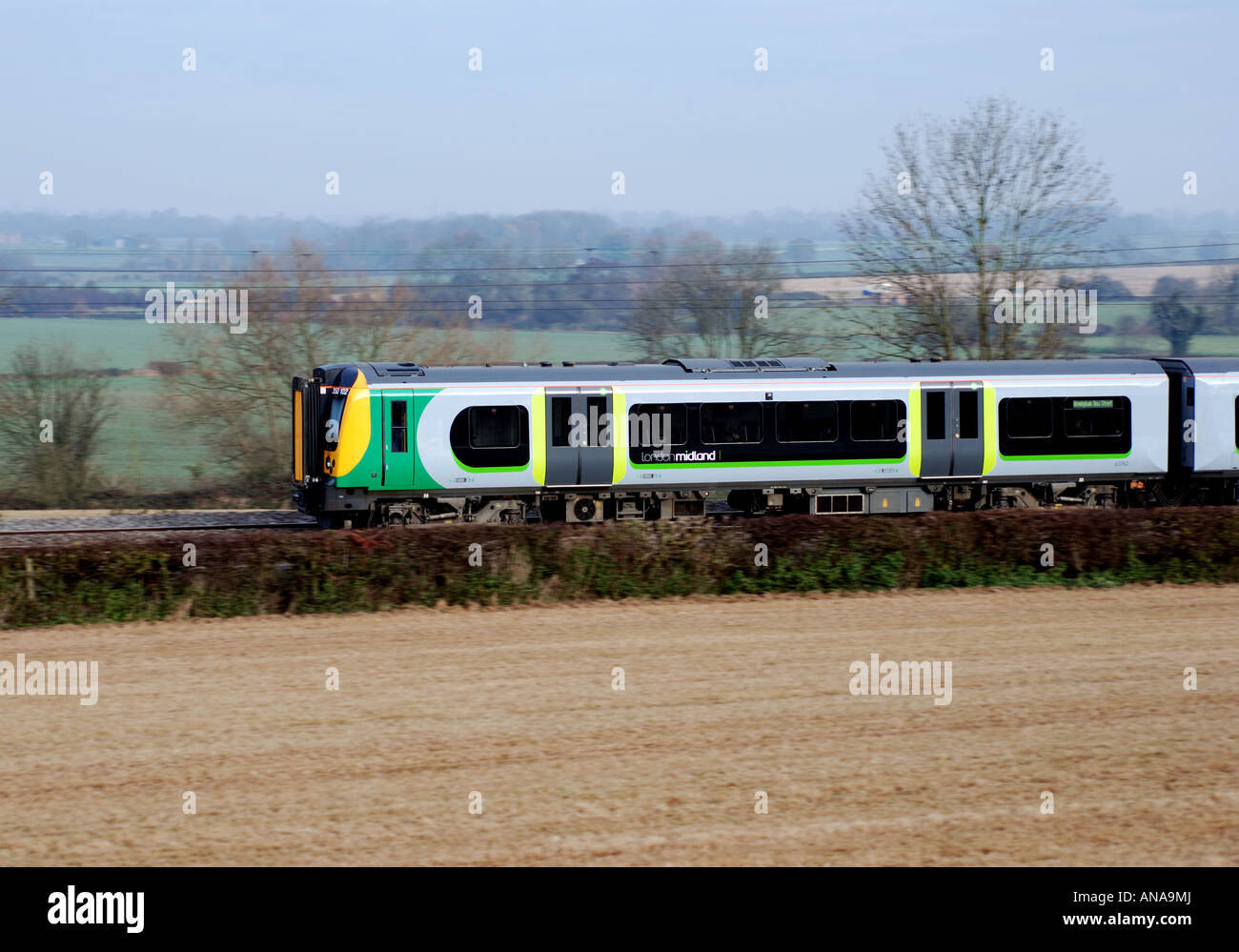 London Midland classe 350 Desiro treno tra Rugby e Coventry, England, Regno Unito Foto Stock