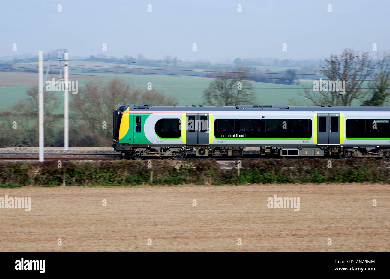 London Midland classe 350 Desiro treno tra Rugby e Coventry, England, Regno Unito Foto Stock