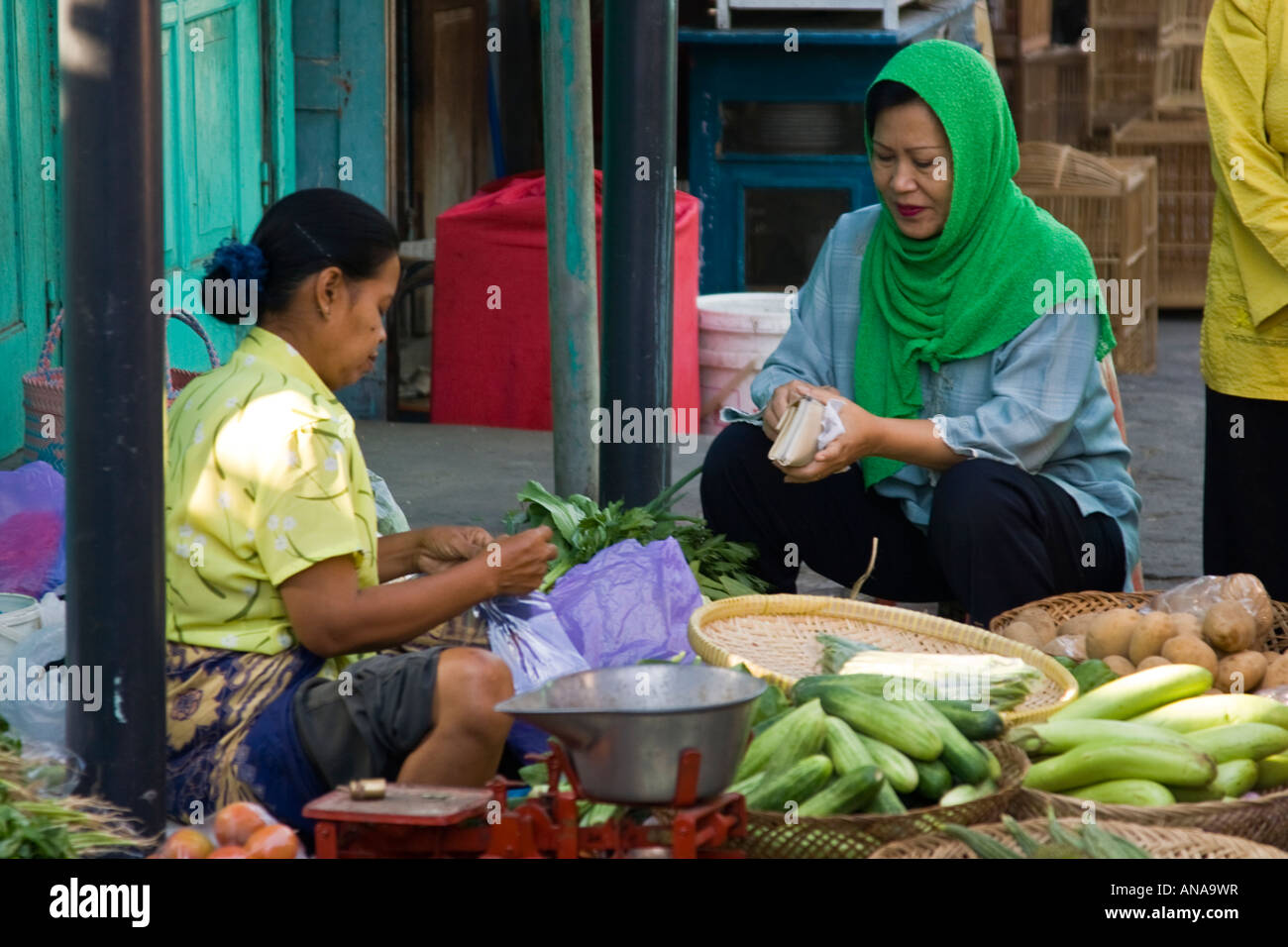 Donna musulmana Acquisto di produrre nel mercato Yogyakarta Indonesia Java Foto Stock
