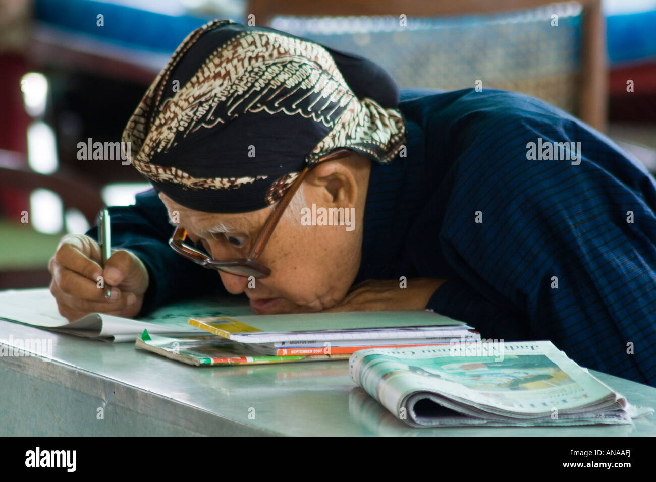 Uomo anziano studiando Kraton o Sultan Palace Yogyakarta Indonesia Java Foto Stock