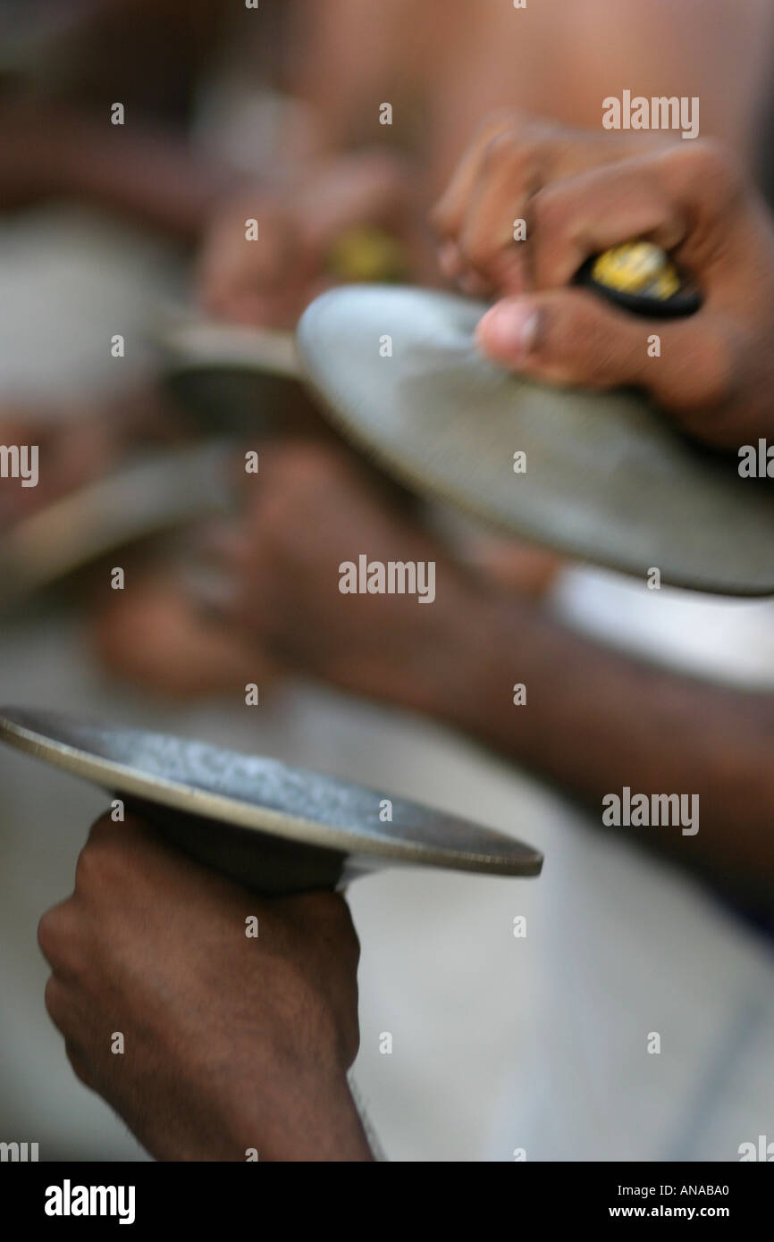 Mano Elatalam cembali utilizzato in chenda melam la musica tipica di un festival del Kerala Foto Stock