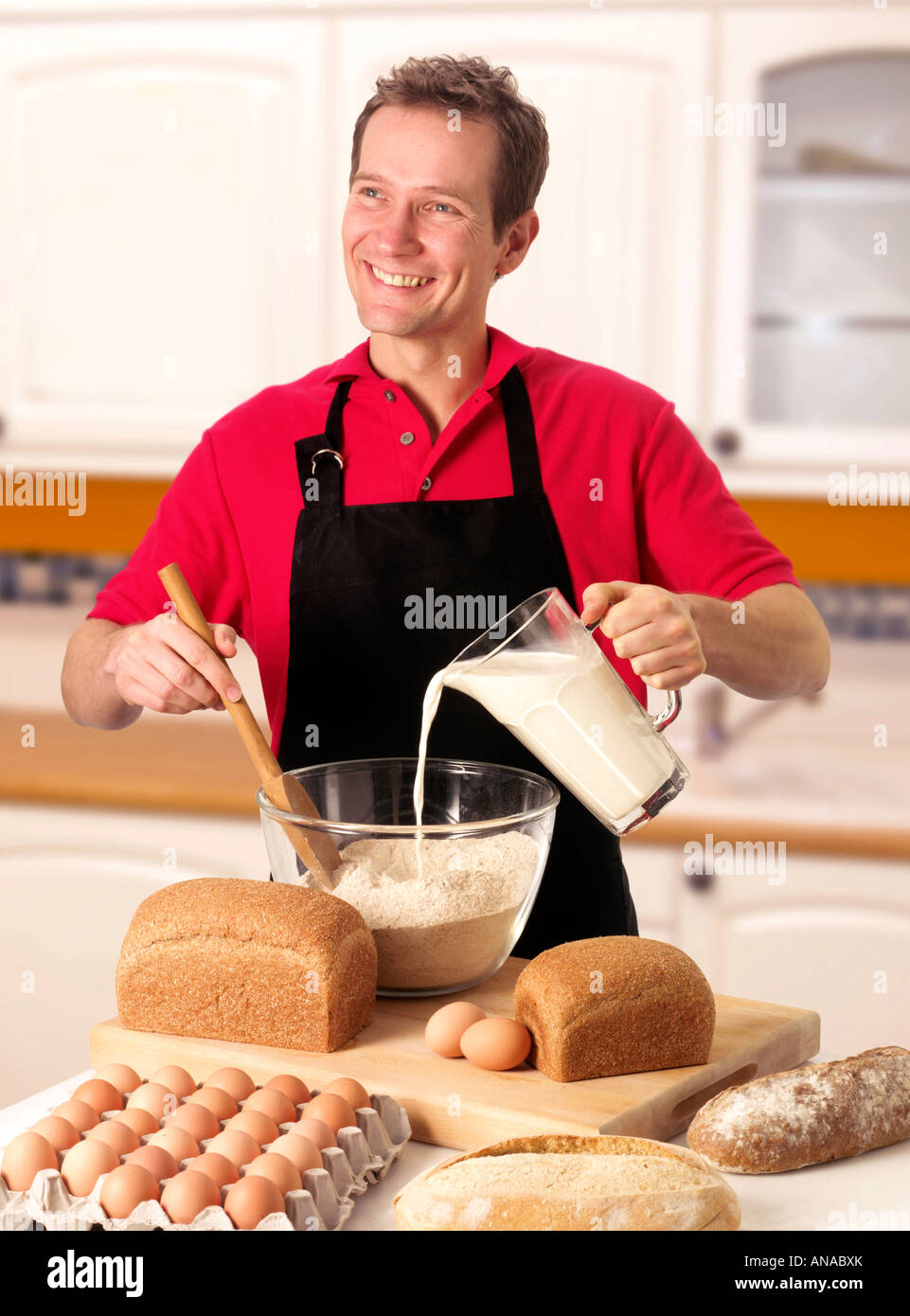 L'uomo la cottura in cucina Foto Stock