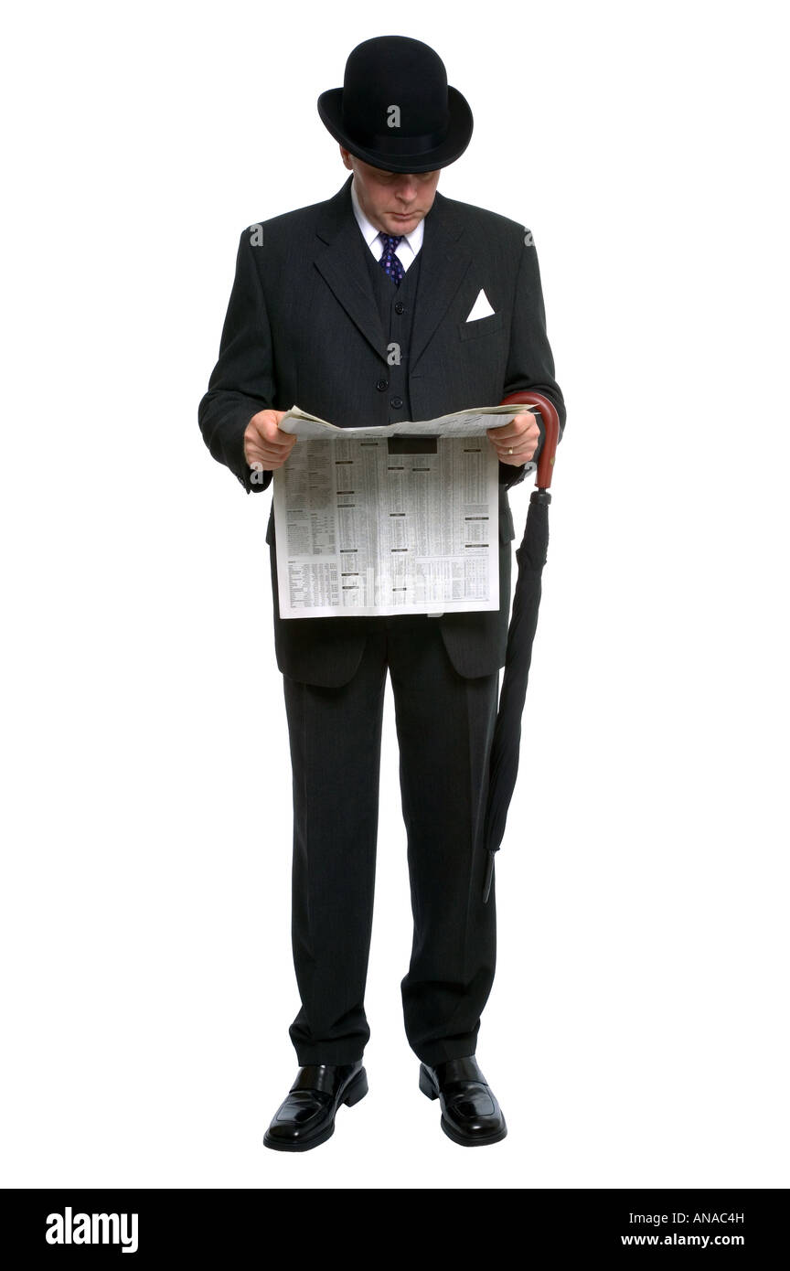 Imprenditore nel cappello bowler e tre pice gessato tuta la lettura di un quotidiano finanziario Foto Stock