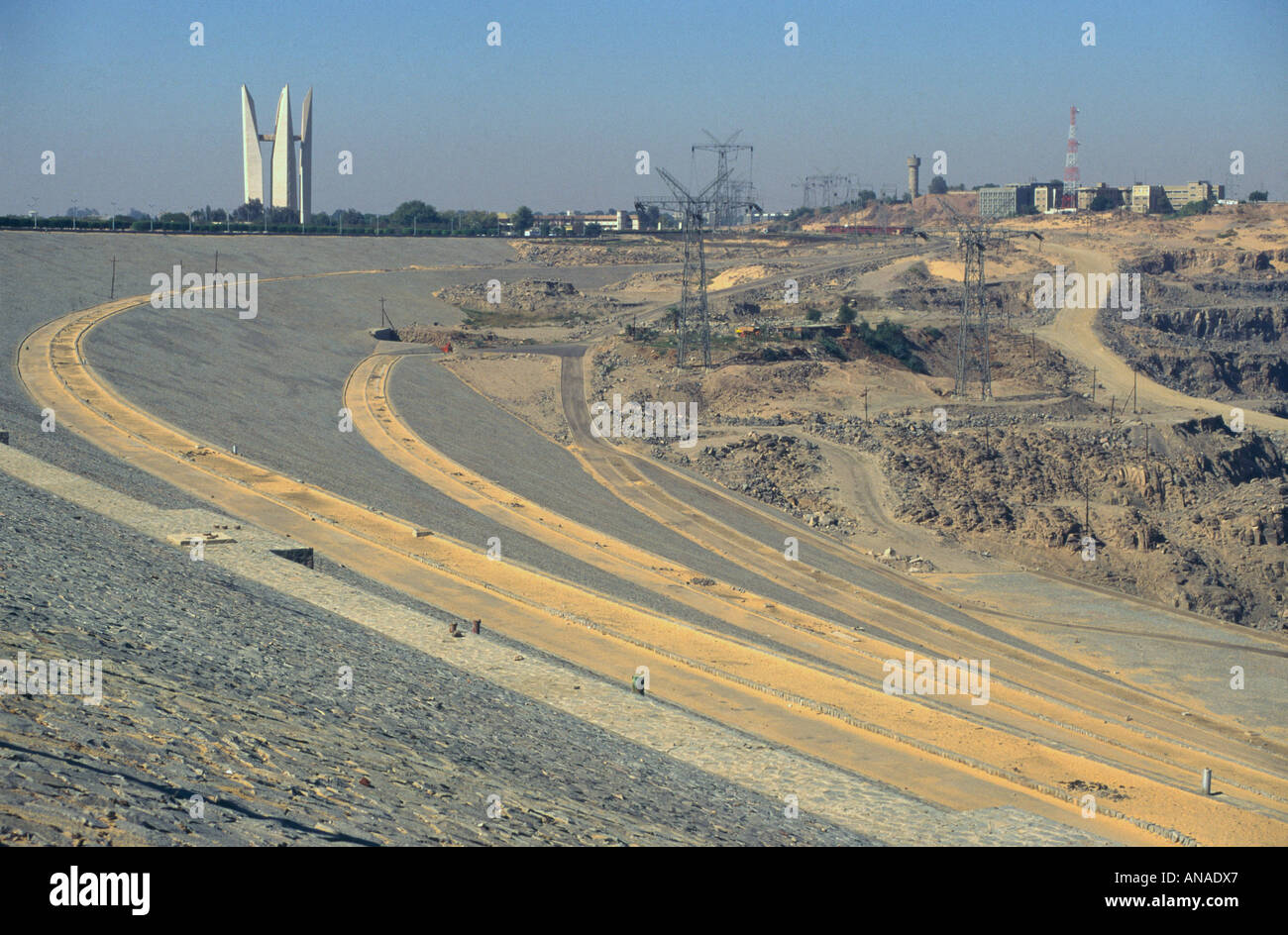 Alto Egitto Assuan diga di Assuan vista della diga con parete con monumento moderno in bkgd Foto Stock