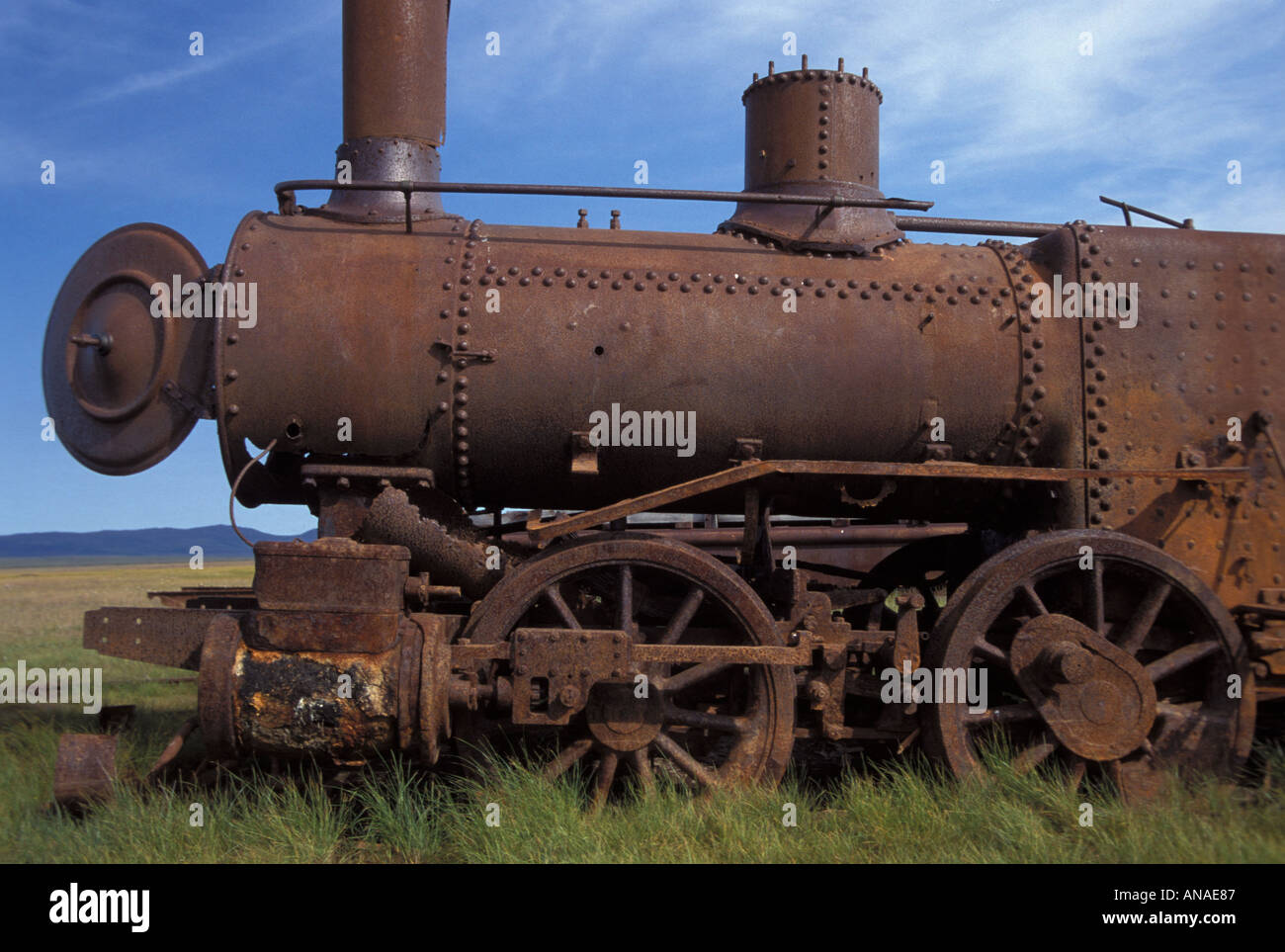 Arrugginimento steam lokomotive dell ultimo treno per nulla nella palude a Salomone vicino a Nome Goldrushtime Penisola Sewrad Alaska Foto Stock