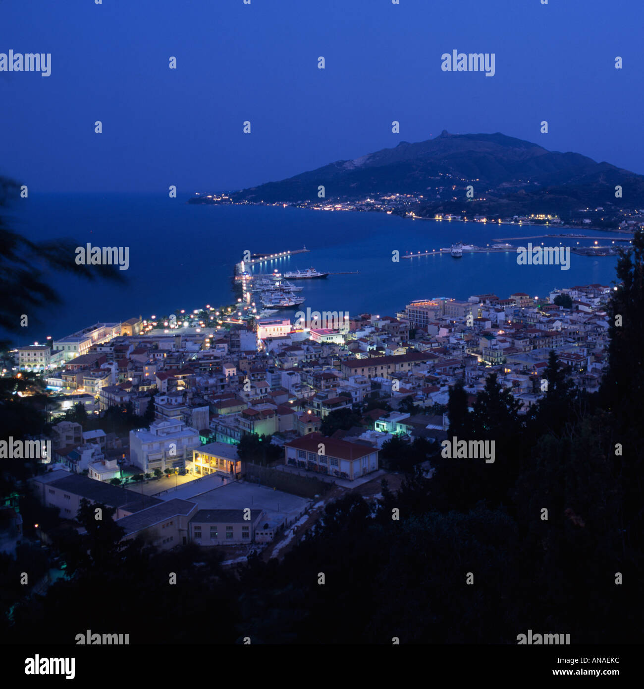 Tramonto sul centro città di Zacinto con Platia Agiu Marku Dimokratias Platia Solomu a sinistra l'isola di Zante, Isole greche Foto Stock