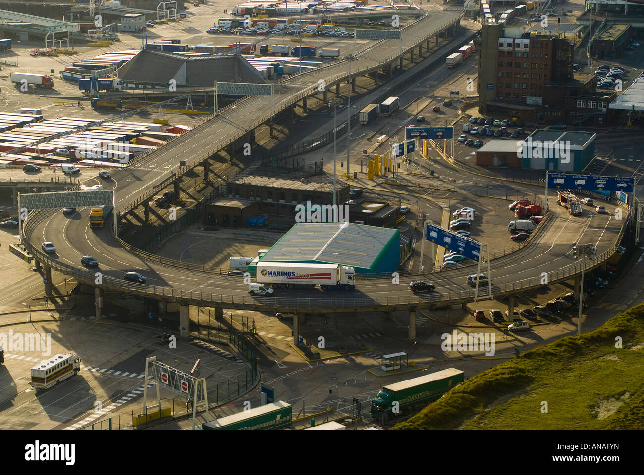 Il traffico su strade di accesso che si muove attraverso il porto di Dover. Foto Stock