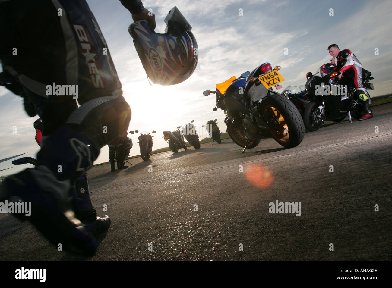 Motocicli fare acrobazie tra cui impennare e Gesù cristi e Burnout Foto Stock