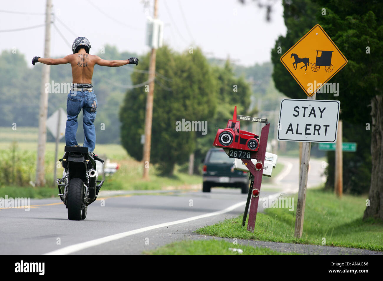 Motocicli fare acrobazie tra cui impennare e Gesù cristi e Burnout Foto Stock