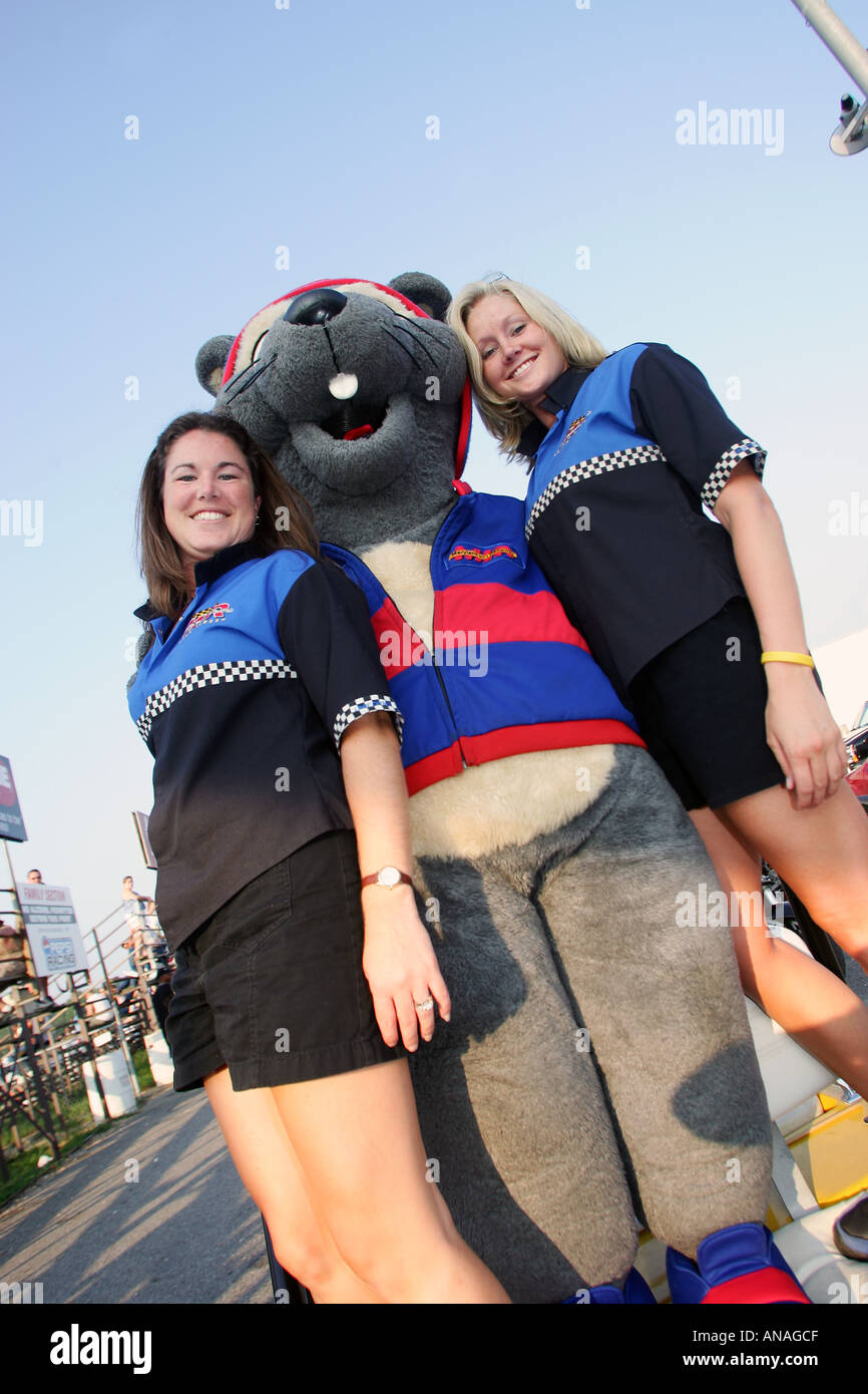 Due ragazze di promozione in Maryland International Raceway in corrispondenza di una drag racing sale riunioni negli Stati Uniti Foto Stock