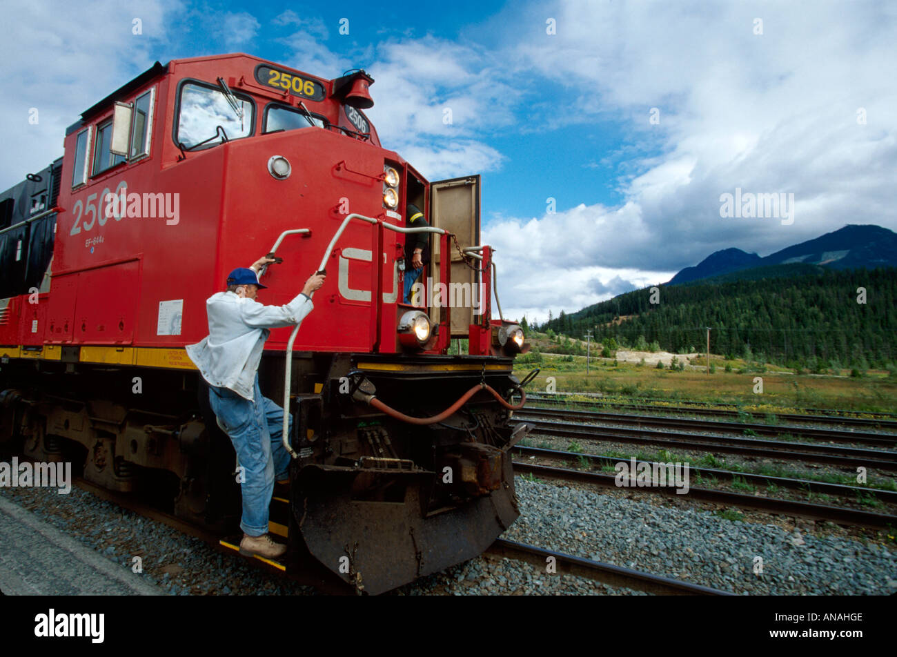 Canada,Canada,British Columbia,American Orient Express,CN Railroad,motore,ingegnere,treno,lavoro,dipendenti dipendenti lavoratori dipendenti personale,rosso,tr Foto Stock