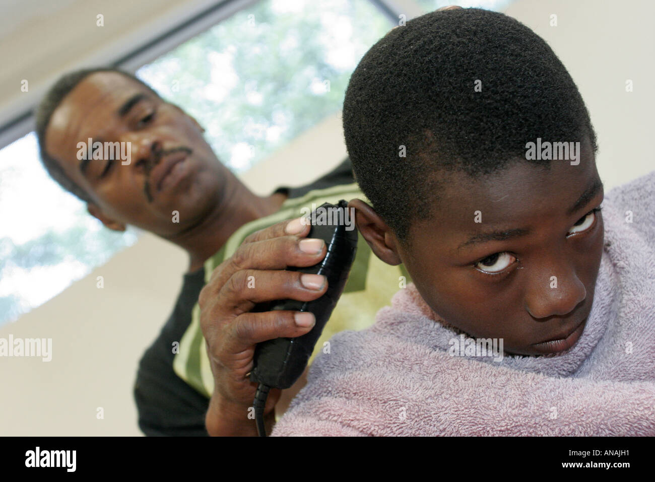 Miami Florida,Overtown Youth Community Center,centro,ritorno a scuola taglio gratuito di capelli,barbiere nero,studenti FL060805028 Foto Stock