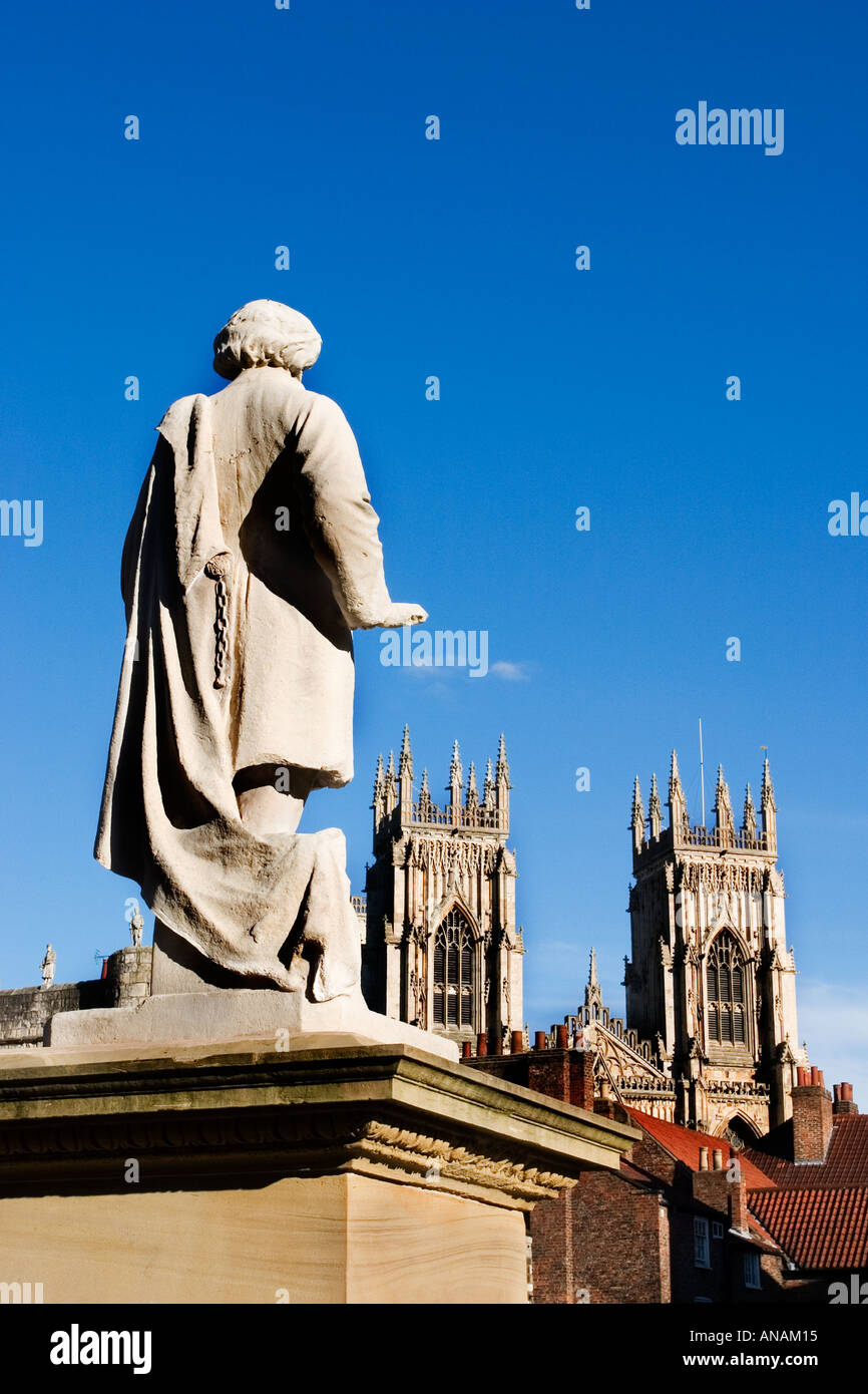 Statua di William Etty RA pittore inglese 1787 1849 guardando verso il Ministro in Piazza Fiera York Yorkshire Inghilterra Foto Stock