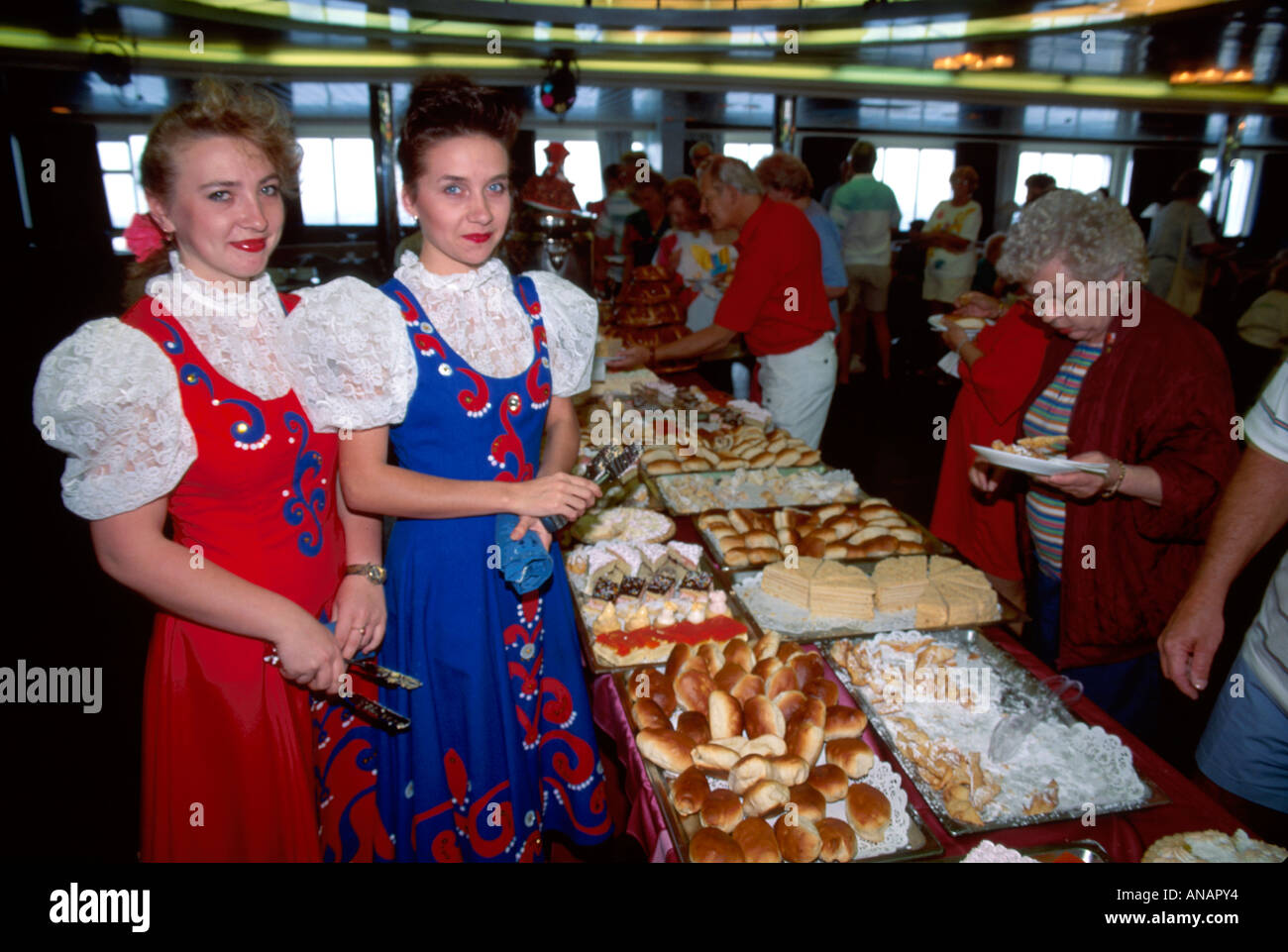 Florida,Costa del Golfo del Messico,Odessa America,Gruziya,crociera,equipaggio ucraino,cerimonia del tè russo,donne,costume nazionale,vestito,vestito,cibo,stile buffet l Foto Stock