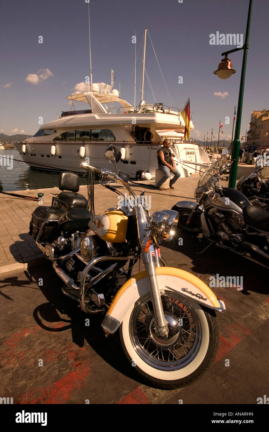 Harey Davidson Moto parcheggiata sul dock a St Tropez Francia Foto Stock