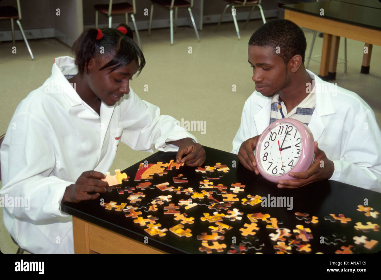 New Jersey,Bergen County,Hackensack,scuola superiore,campus,studenti studenti istruzione alunni studenti,laboratorio di scienza,scuola,campus,neri africani Foto Stock