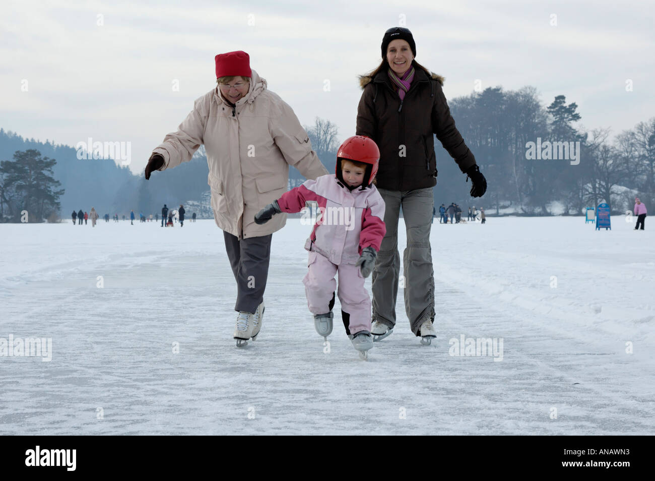 Familiy pattinaggio su ghiaccio al Staffelsee Alta Baviera Germania Foto Stock