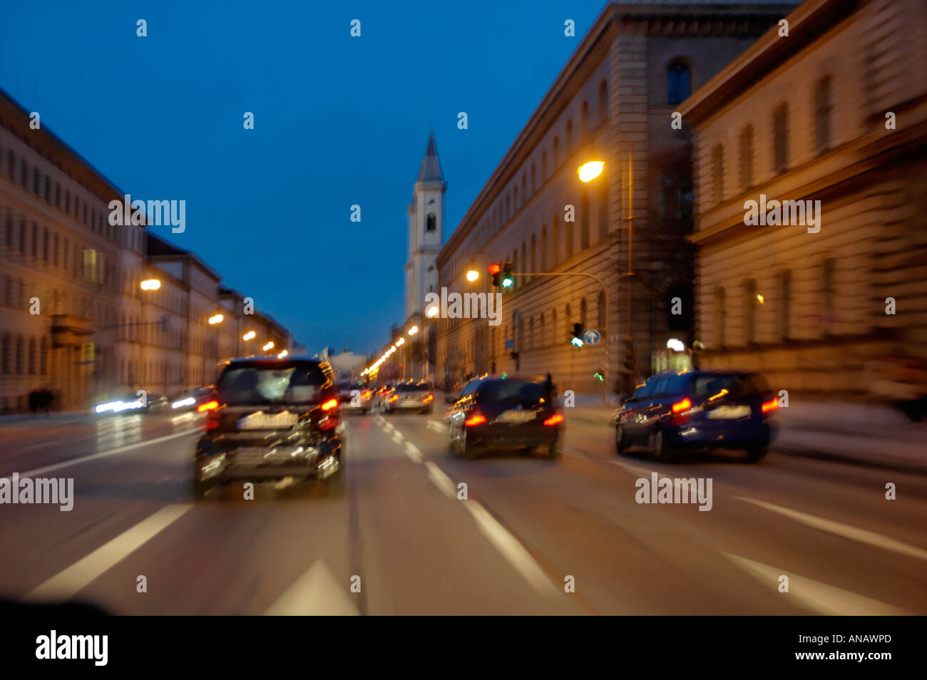 Monaco di Baviera Ludwigstrasse Schwabing Baviera Germania da notte con traffico luci in movimento Foto Stock