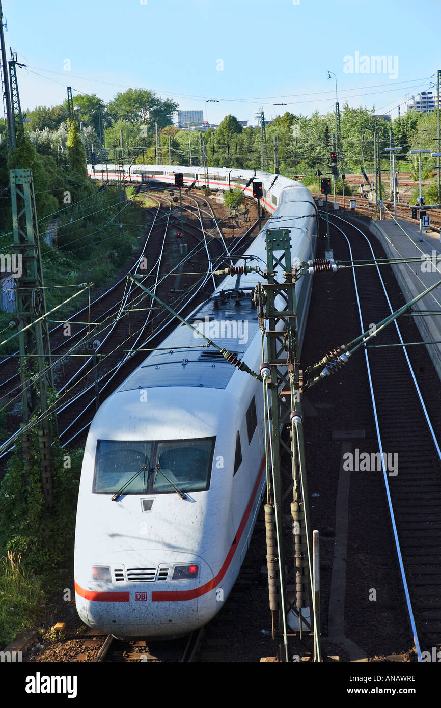 Sistema ferroviario e treni Intercity delle ferrovie tedesche nella stazione centrale di Amburgo, Germania Foto Stock