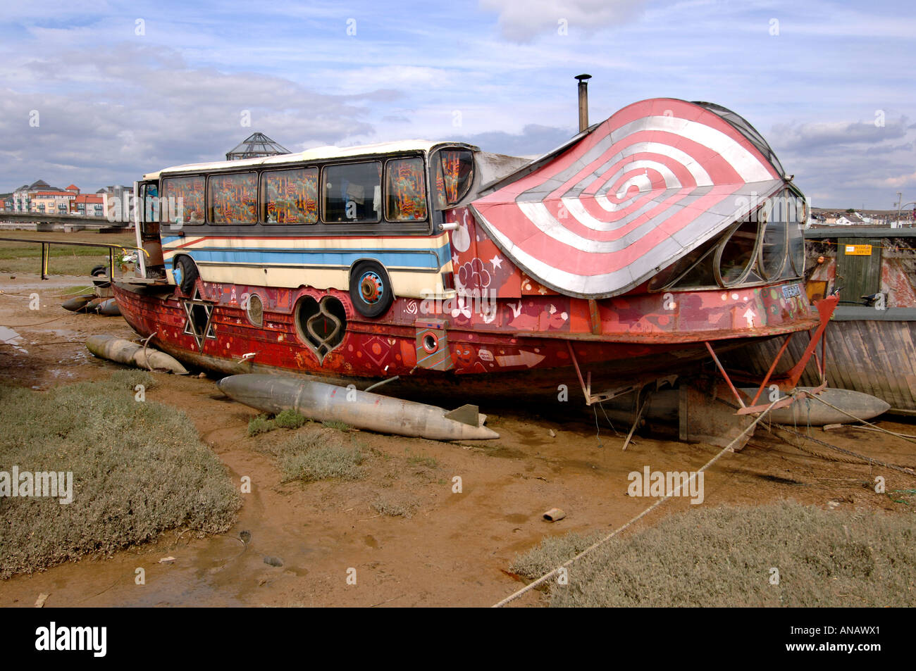 Bistrattato vecchia casa galleggiante con un bus sul ponte superiore al posto di ormeggio a Shoreham dal mare. Foto Stock