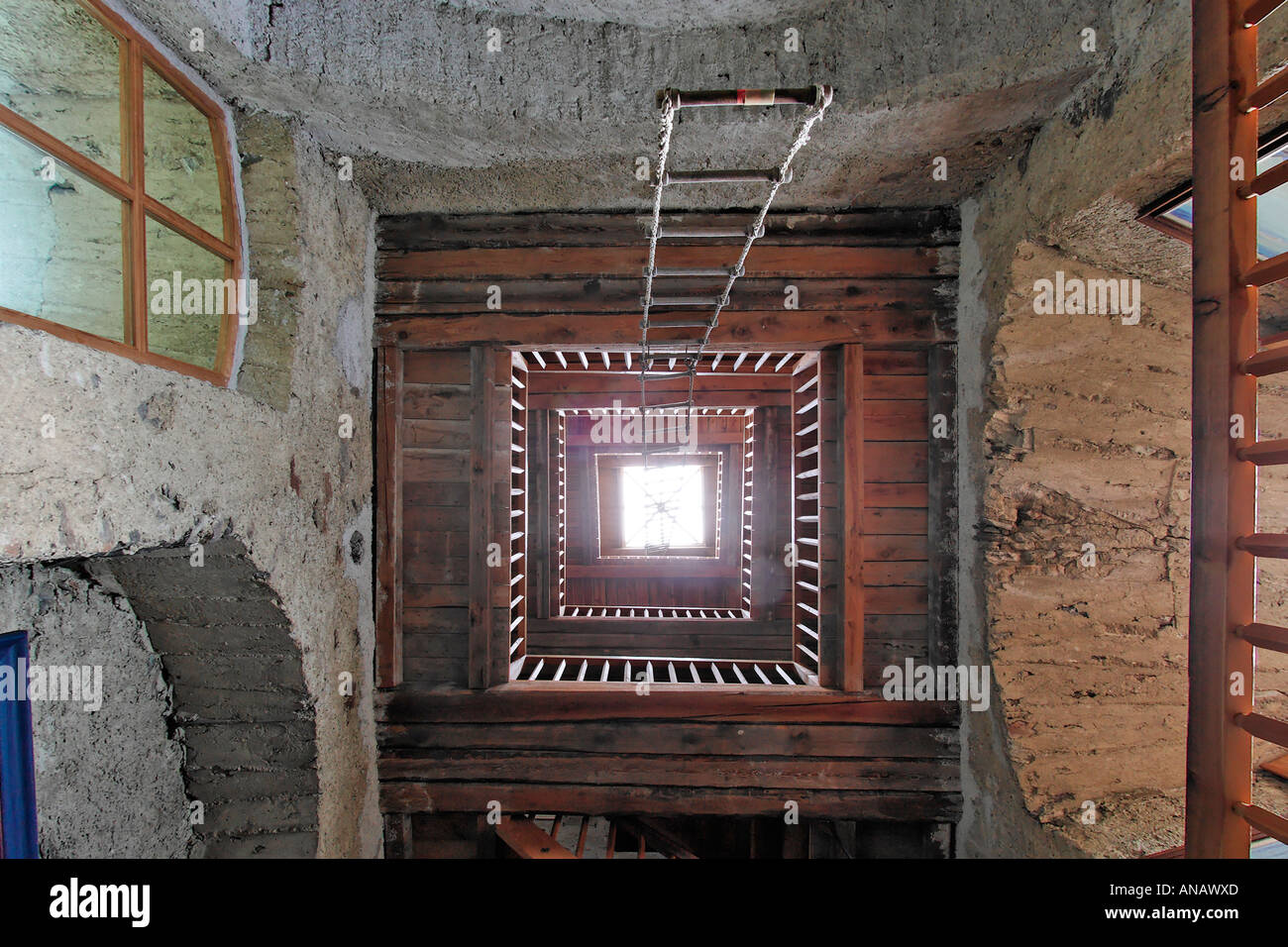 Scalinata della Galeria nella torre, museo di montagna Messner sul castello Juval sopra la Val di Schnalstal, alto Adige, Italia Foto Stock