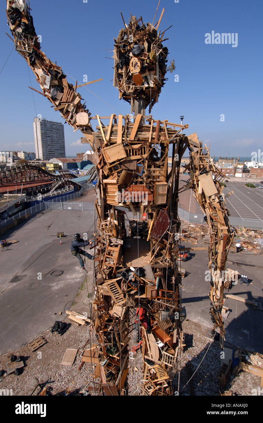 Il Wastemen, ecocompatibile 75ft alta gigantesca scultura realizzata interamente di spazzatura dallo scultore Antony Gormley Foto Stock