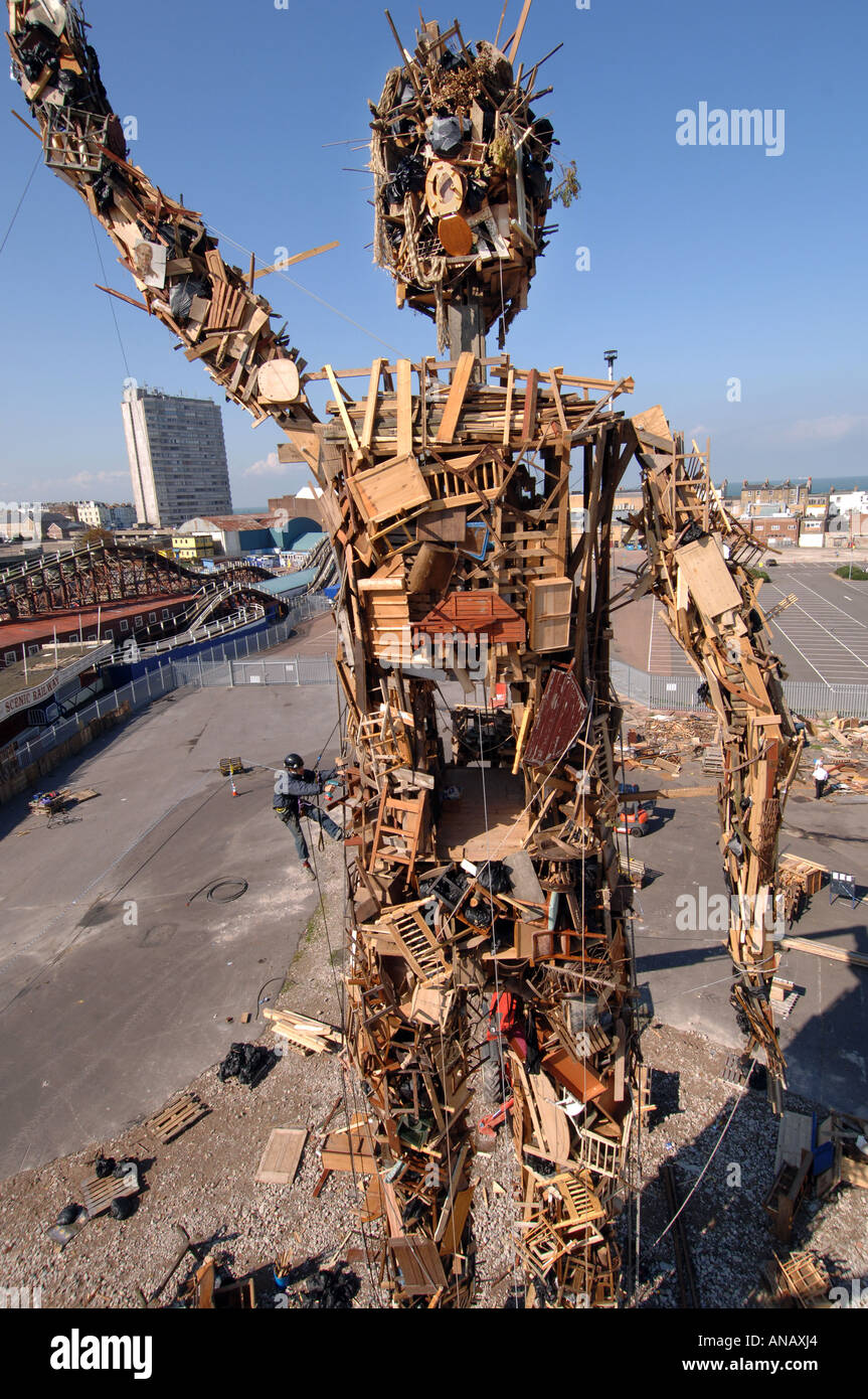 Il Wasteman, un [rispettosi dell'ambiente] 75ft alta gigantesca scultura realizzata interamente di spazzatura dallo scultore Antony Gormley Foto Stock