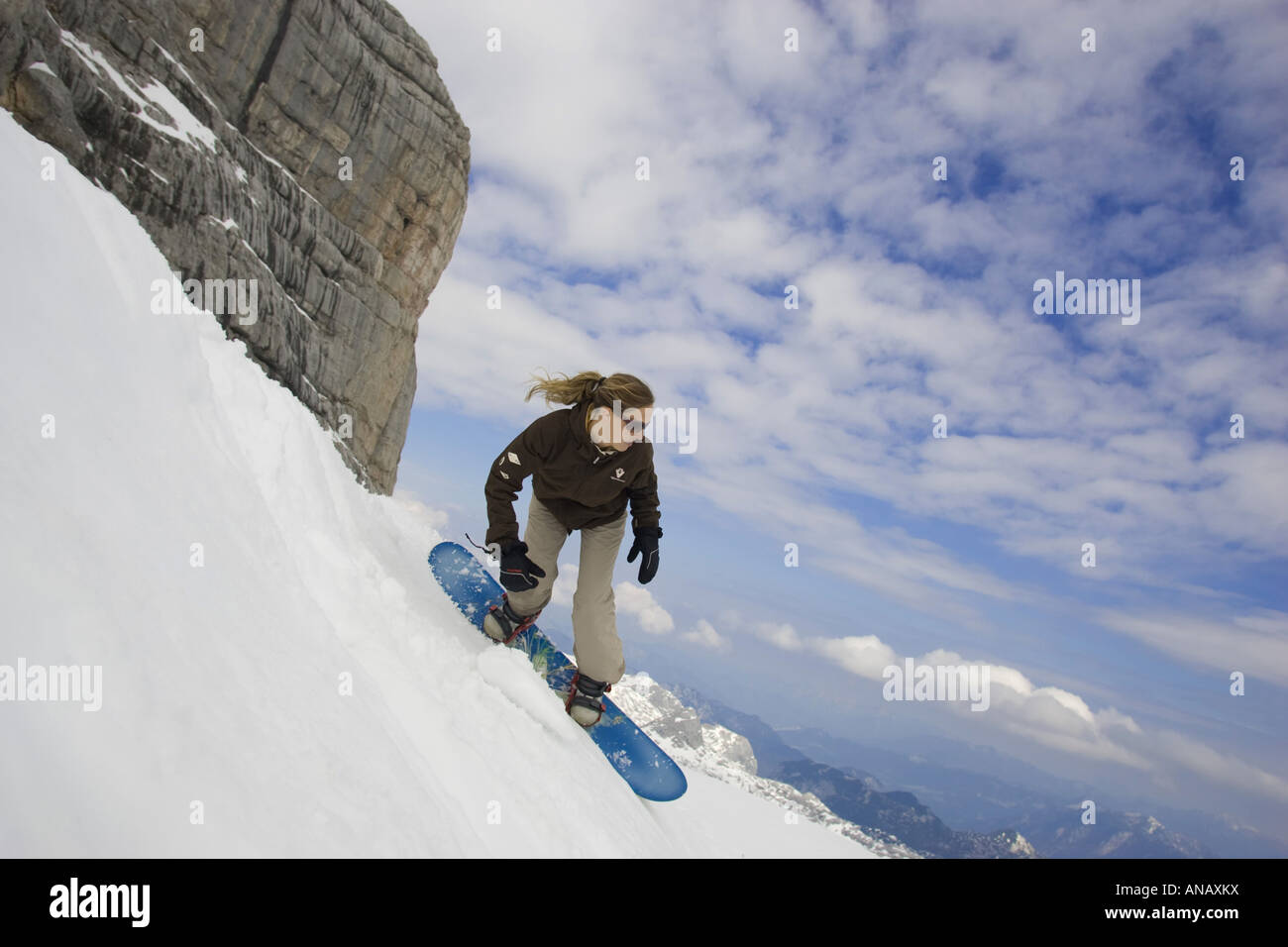 Snowboarder femminile in azione Foto Stock