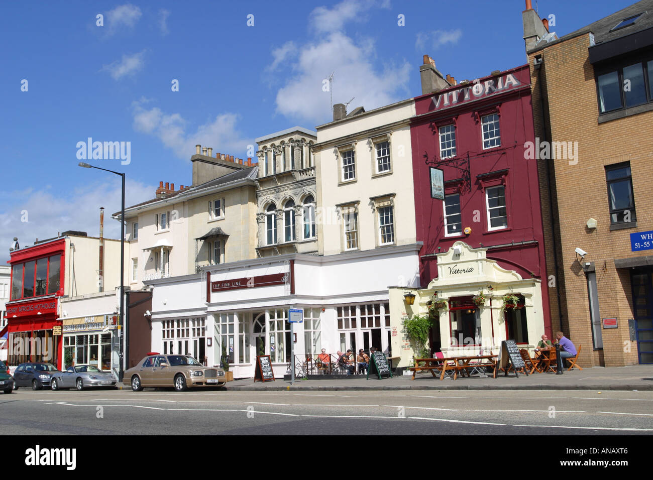 Whiteladies Road Clifton Bristol Inghilterra street scena mostrando pub locale e costosa macchina Foto Stock