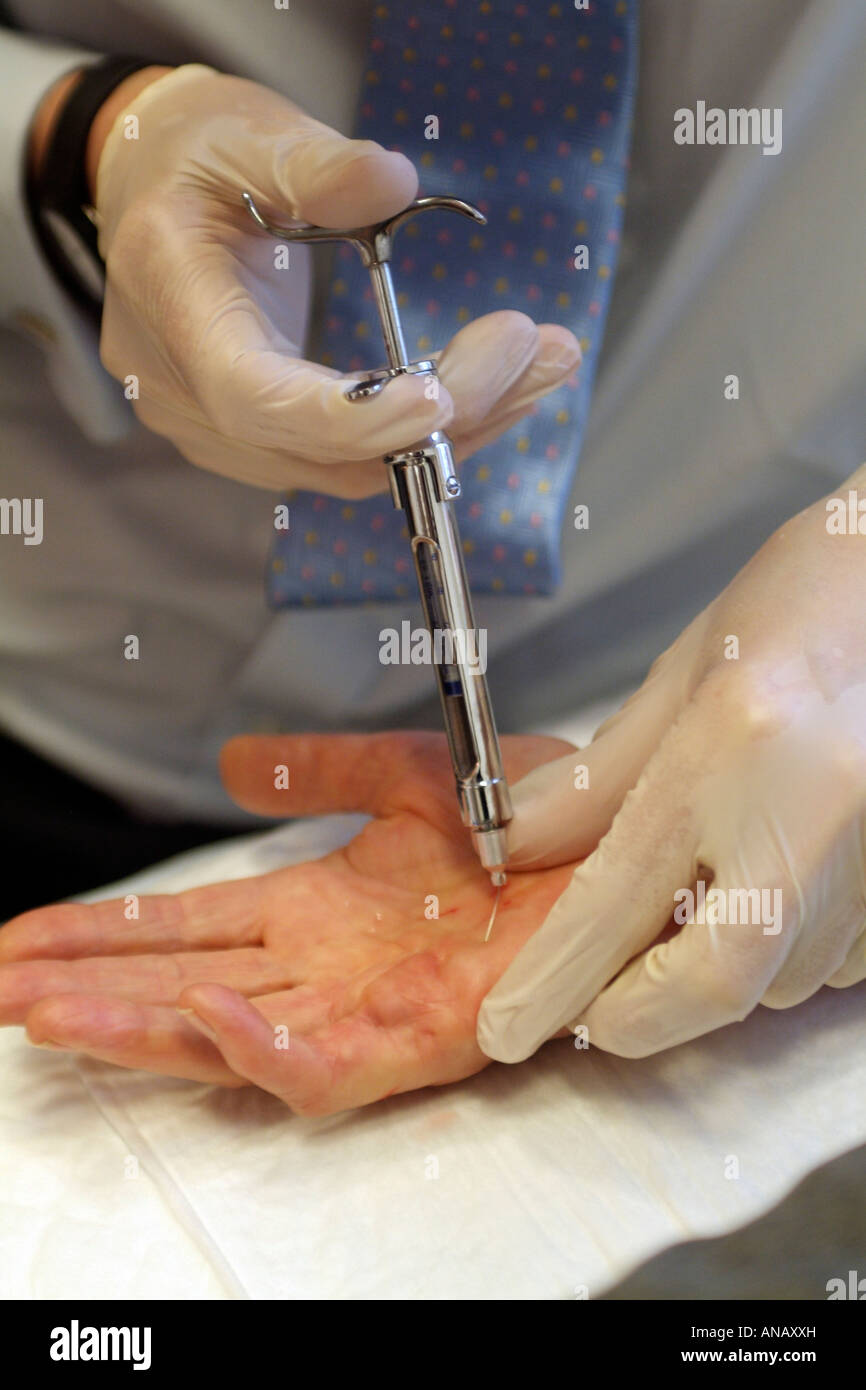 Iniezione di anestetico strumento chirurgico e pazienti mano Foto Stock