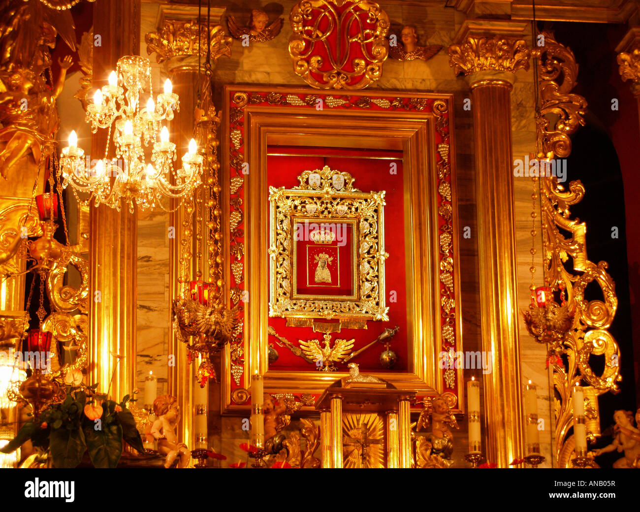 Altare con Madonna Santa Maria nella Chiesa di Santa Dorotea Lichen Polonia Foto Stock