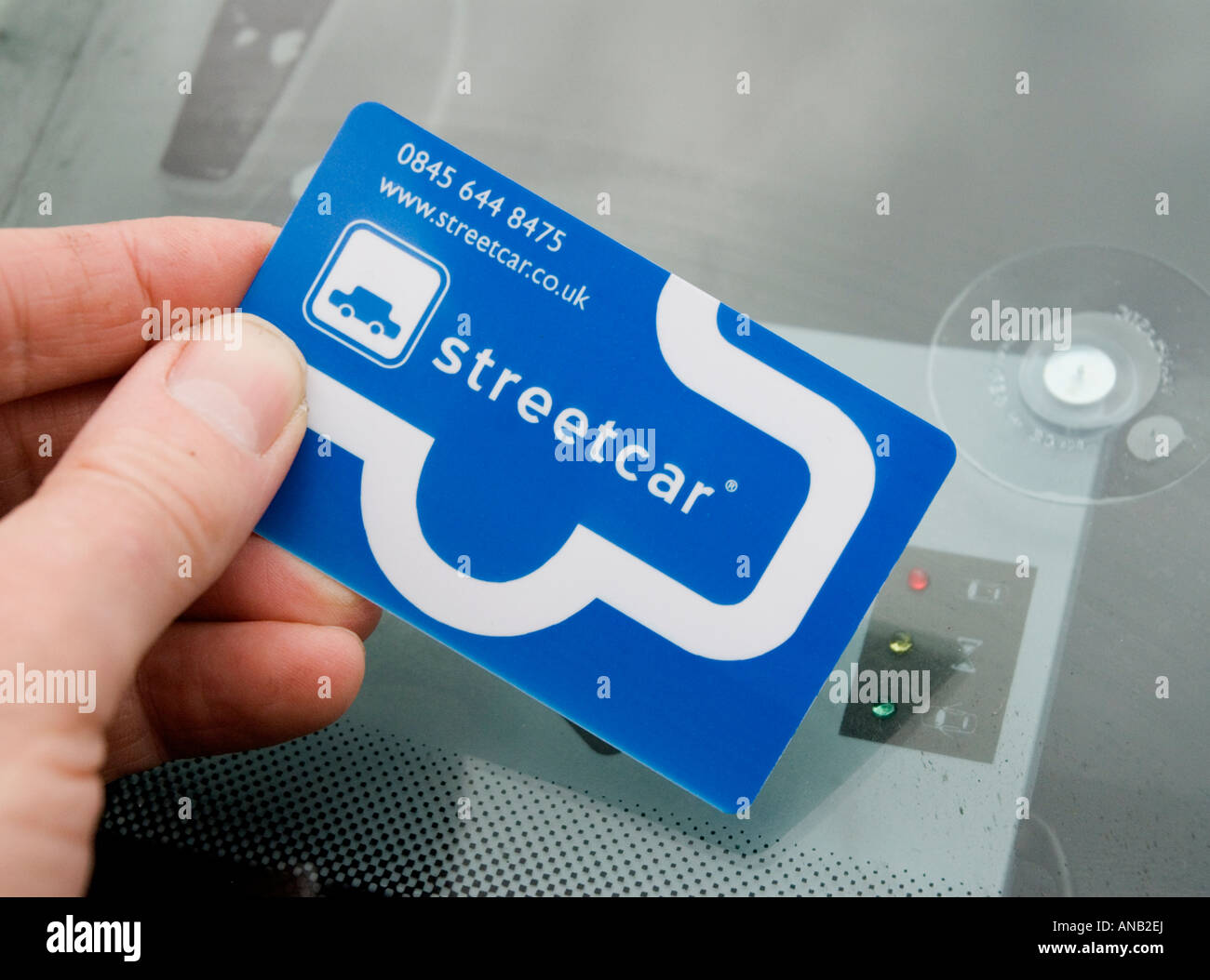 Smart card utilizzata contro il lettore di schede interno parabrezza del tram car sharing company Foto Stock