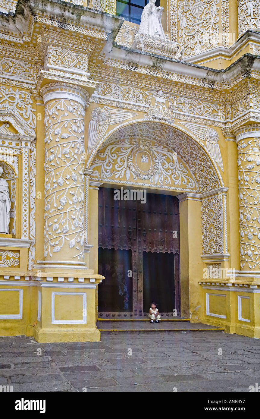 GUATEMALA ANTIGUA Iglesia Y Convento de Nuestra Senora de la Merced a Antigua molto grande porta con molto piccolo bambino Foto Stock