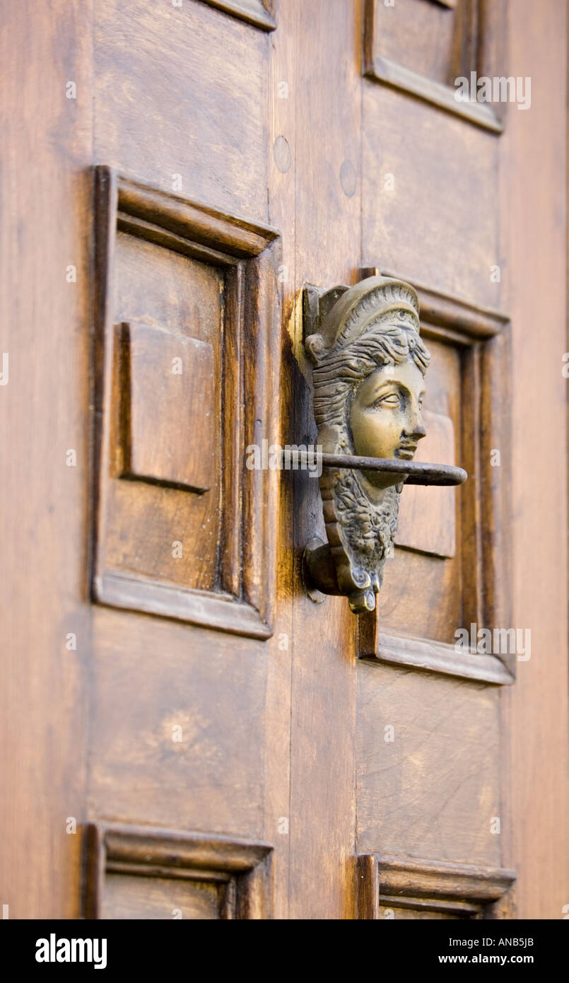 GUATEMALA ANTIGUA in ottone antico porta respingente sul portello di stile coloniale spagnolo home in Antigua Guatemala Foto Stock