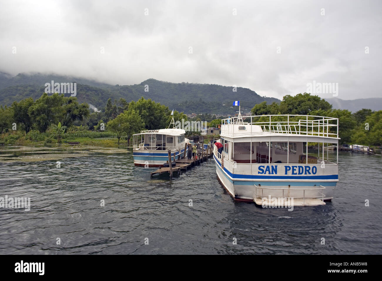 GUATEMALA SAN PEDRO LA LAGUNA Barca dock sul lago Atitlan a San Pedro La Laguna con traghetti in attesa di attraversare il lago Foto Stock