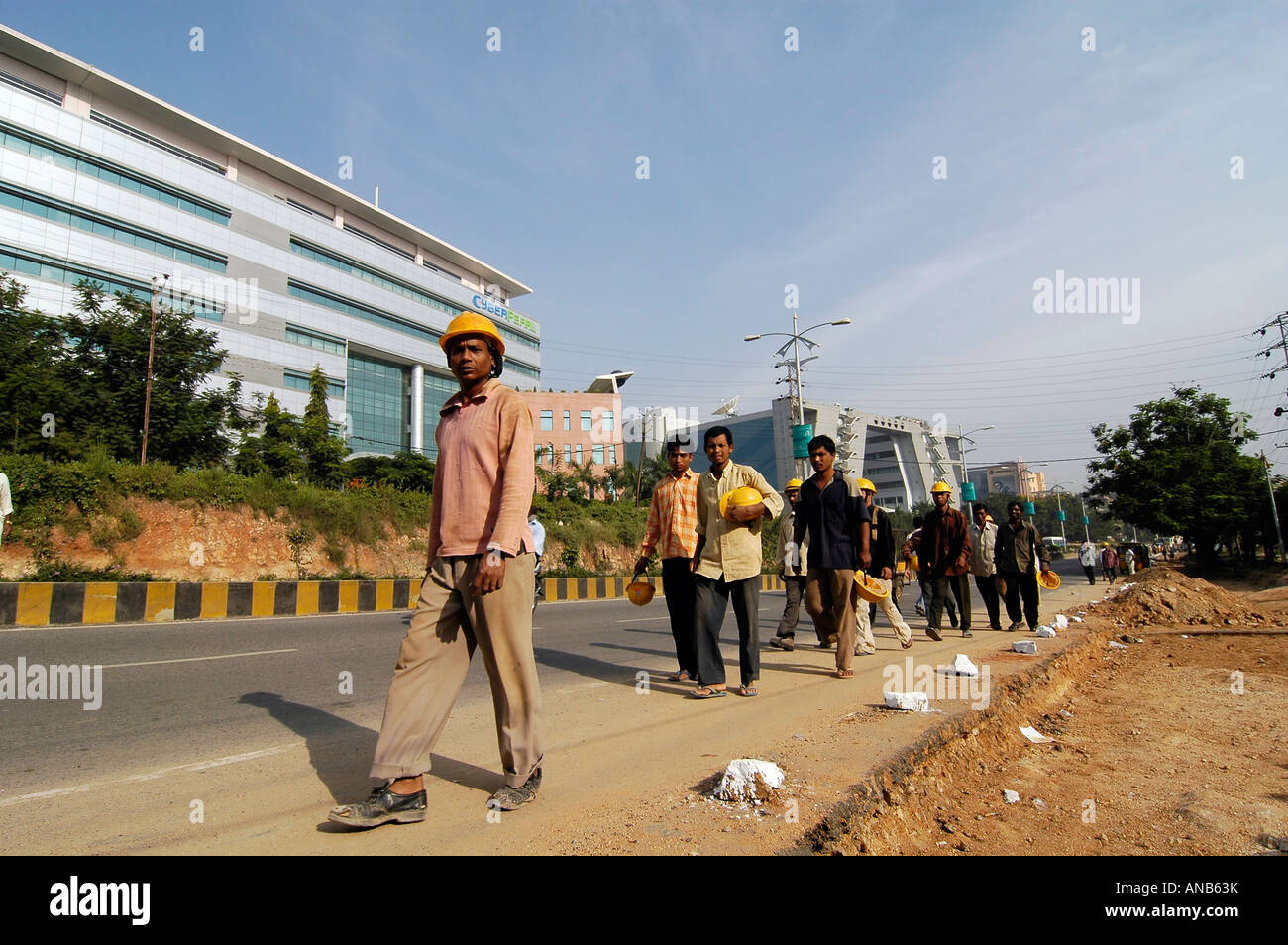 Indian lavoratori edili andando a loro i siti di costruzione nel parco di Hyderabad, in India Centrale. Foto Stock