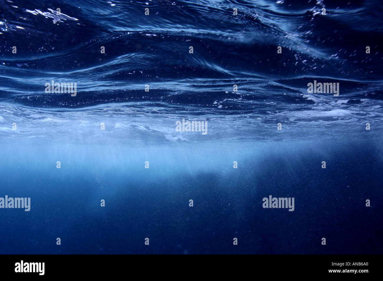 La laminazione delle onde del mare da underwater Foto Stock