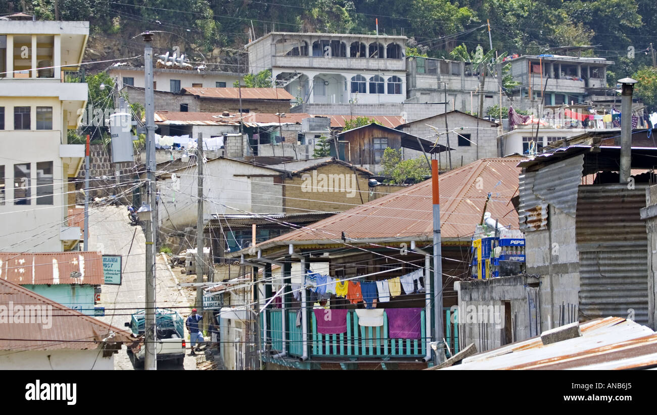 GUATEMALA SAN PEDRO LA LAGUNA arrugginito tetti di stagno i fili e clotheslines di San Pedro La Laguna Foto Stock