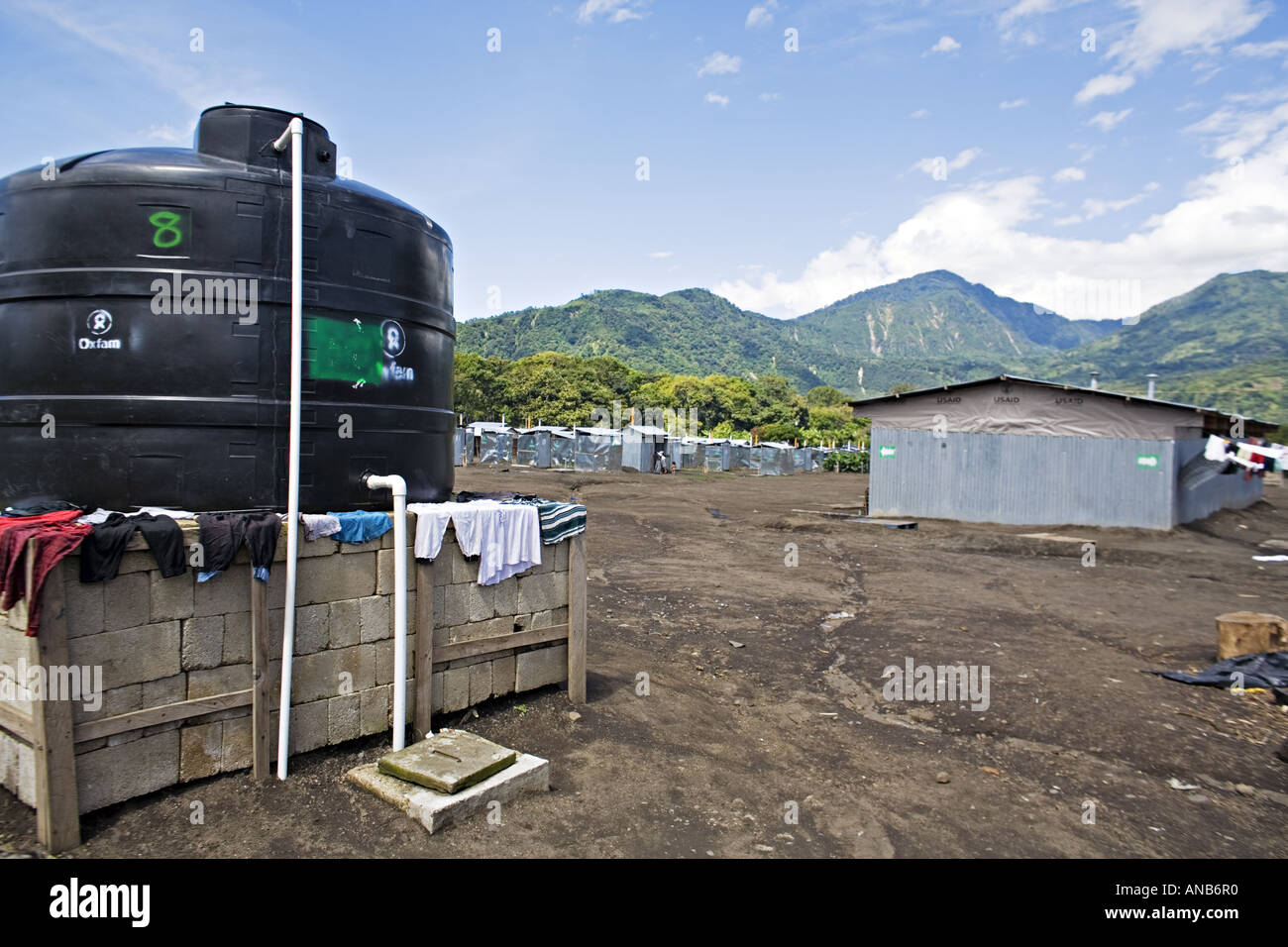 GUATEMALA TZANCHAJ Serbatoio acqua pulita da Oxfam in un campo di rifugiati Foto Stock