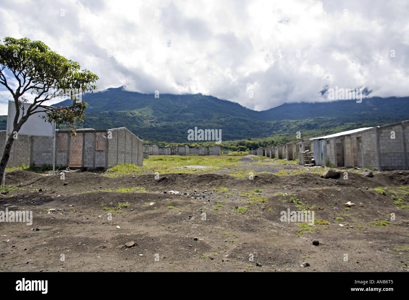 GUATEMALA TZANCHAJ Nuove case costruite dal governo guatemalteco per sostituire il case distrutte a Panabaj Foto Stock
