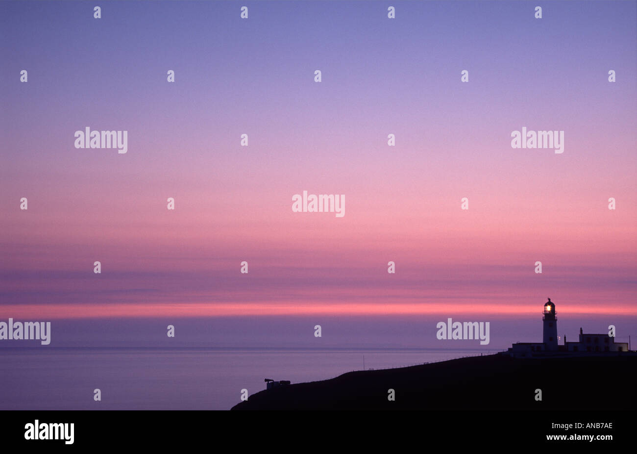 A pressione atmosferica la luce del tramonto Killantringan faro appena a nord di Portpatrick sul Southern Upland Way Scotland Regno Unito Foto Stock