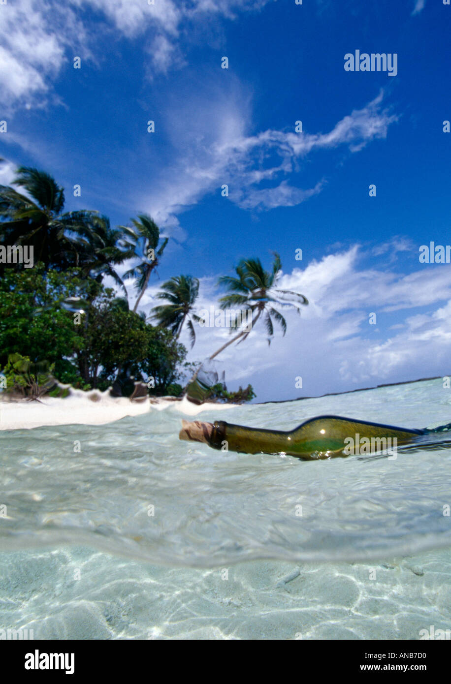 Un messaggio in bottiglia da spiaggia tropicale Chuuk Micronesia Foto Stock