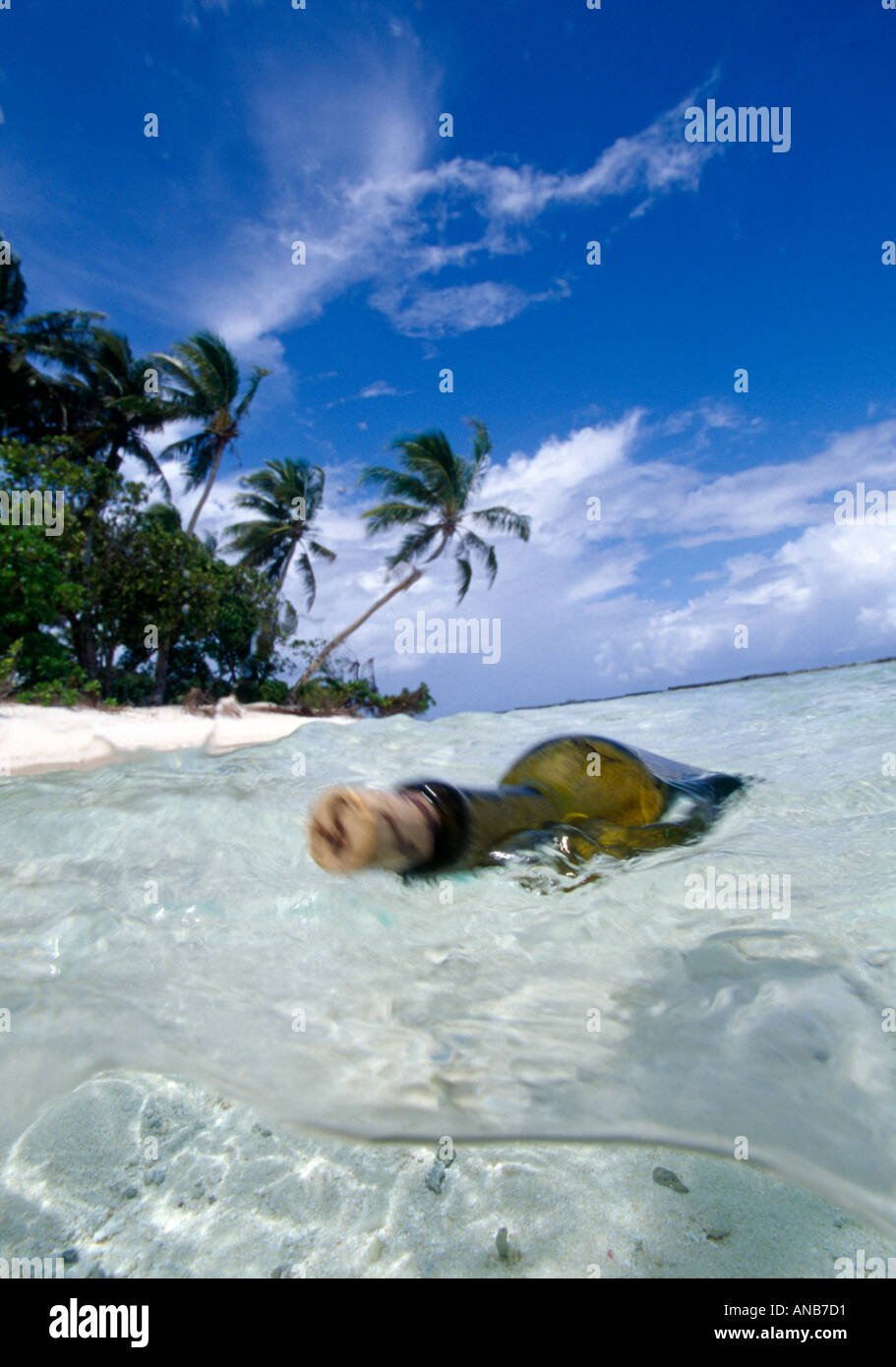 Bottiglia floating verso isola deserta spiaggia Chuuk Micronesia Foto Stock