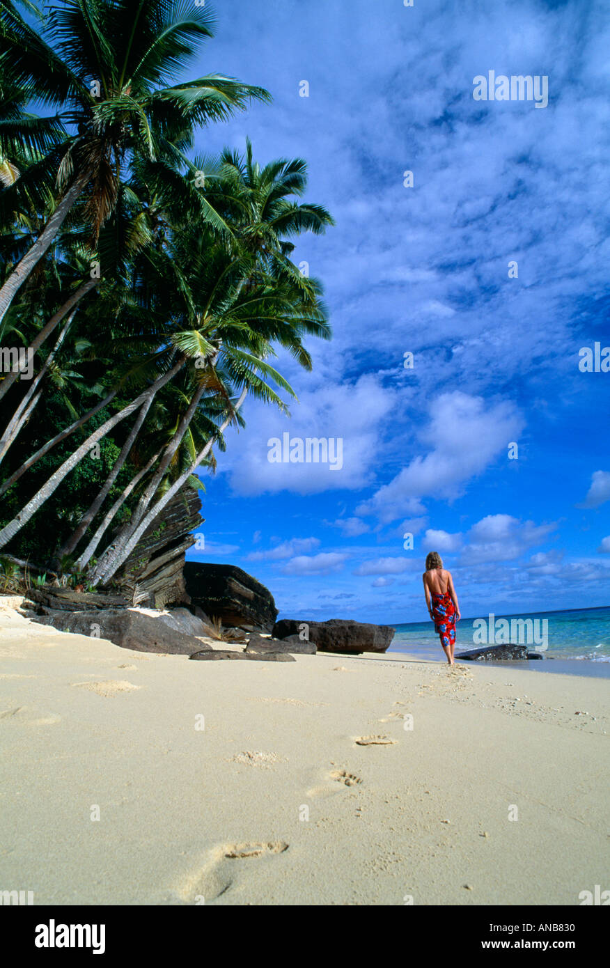 Isole Fiji Raranetingga Raranitingga isola disabitata woman in red pareo sulla spiaggia Foto Stock