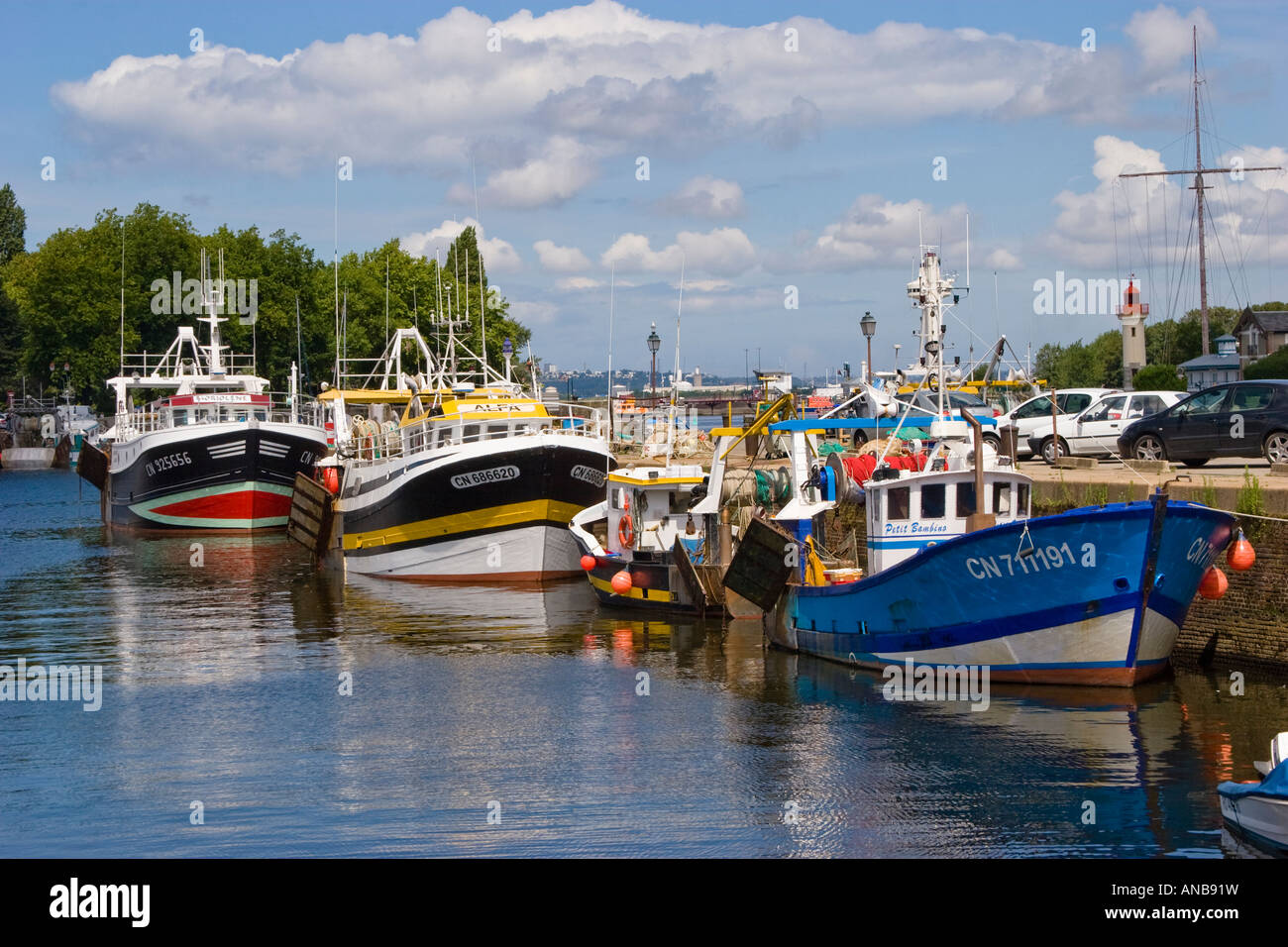 Le navi da pesca in Avant Port Honfleur Francia Foto Stock